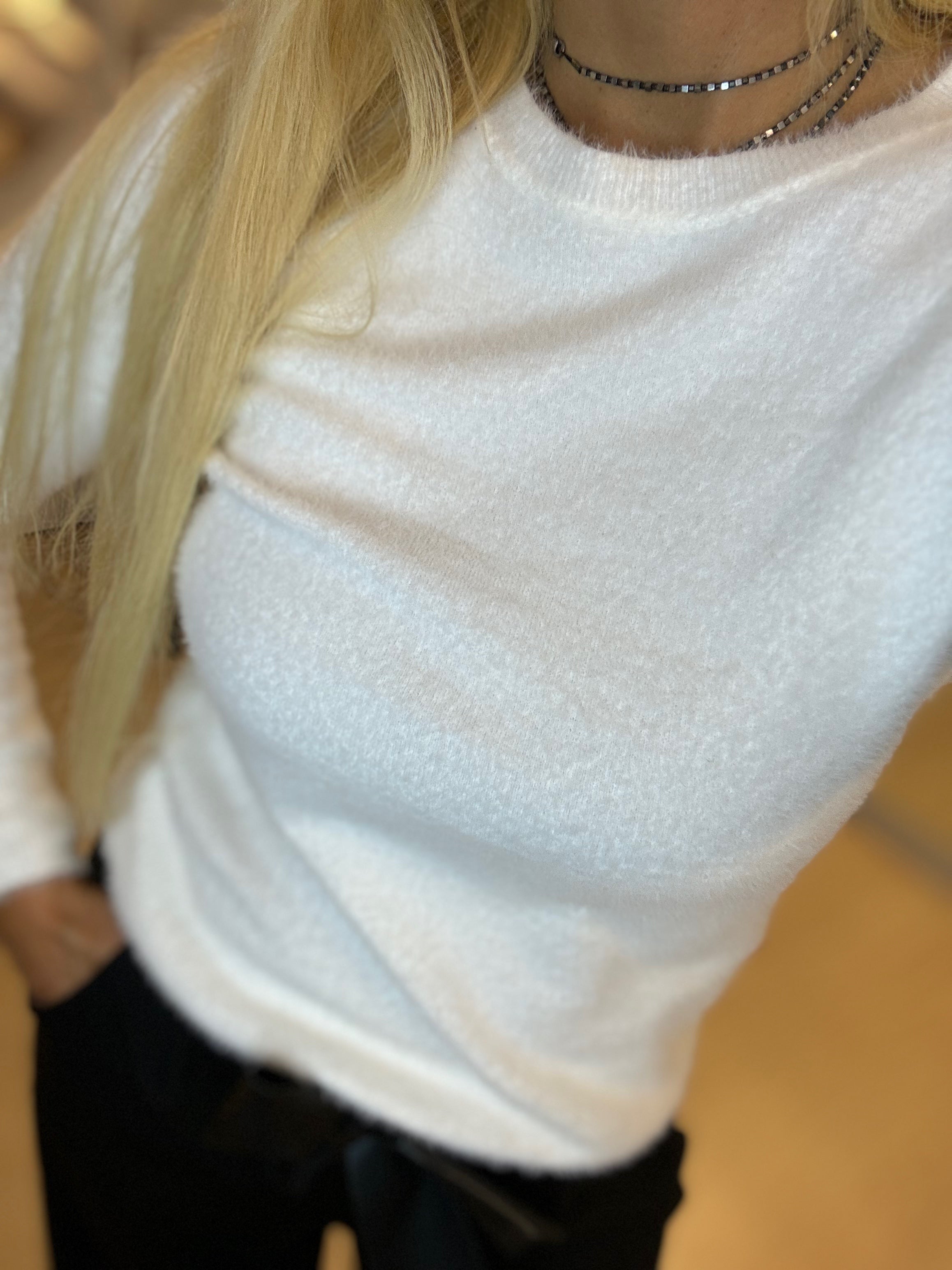 χνουδωτή μπλούζα με ωραία λαιμόκοψη