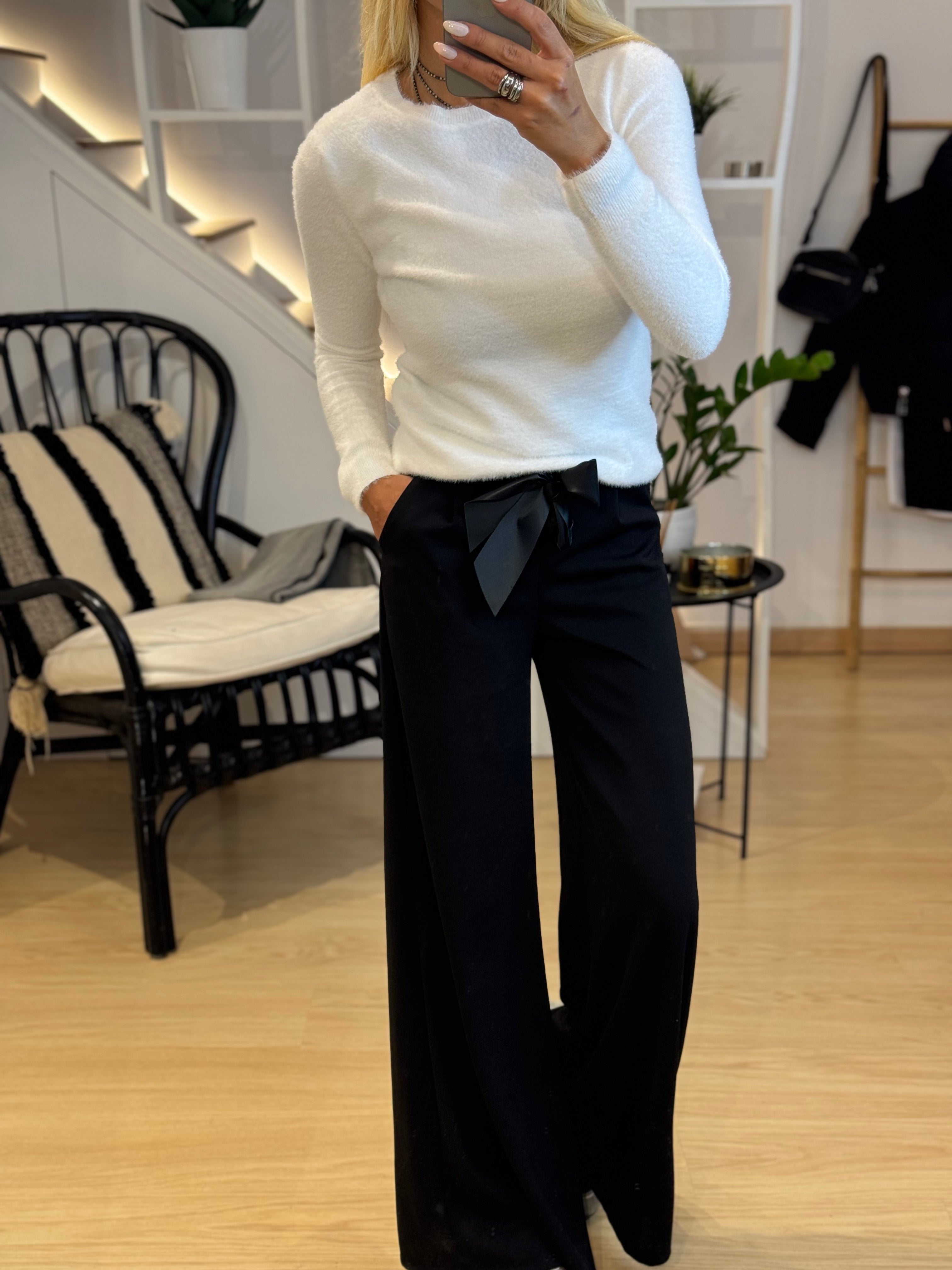 χνουδωτή μπλούζα με ωραία λαιμόκοψη