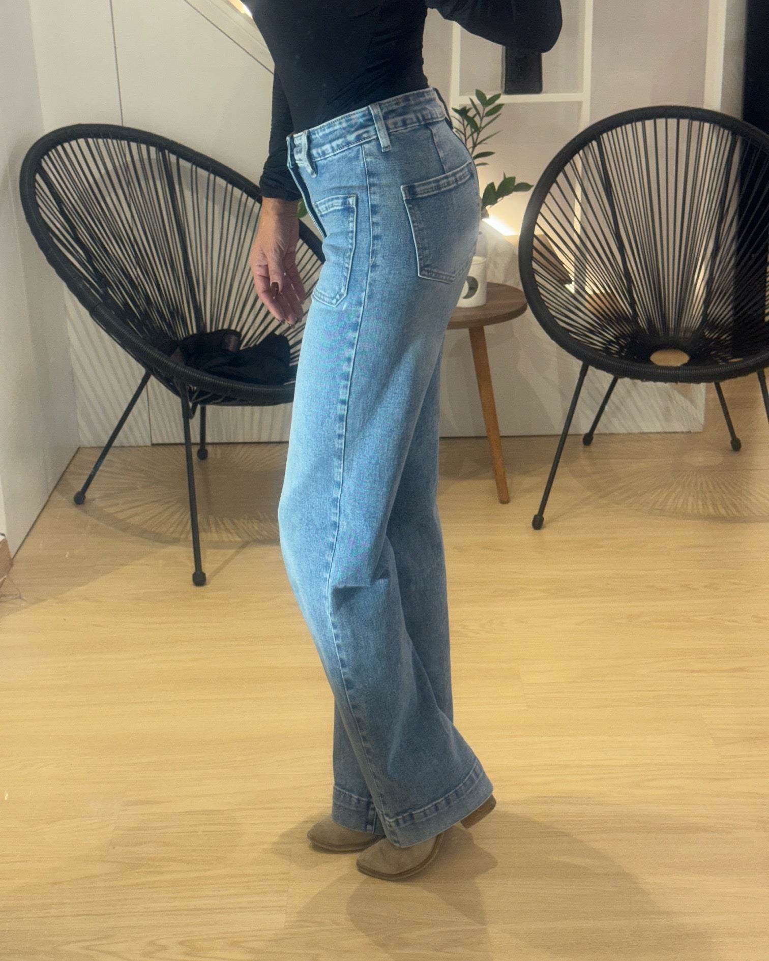 wide-leg jeans with pockets
