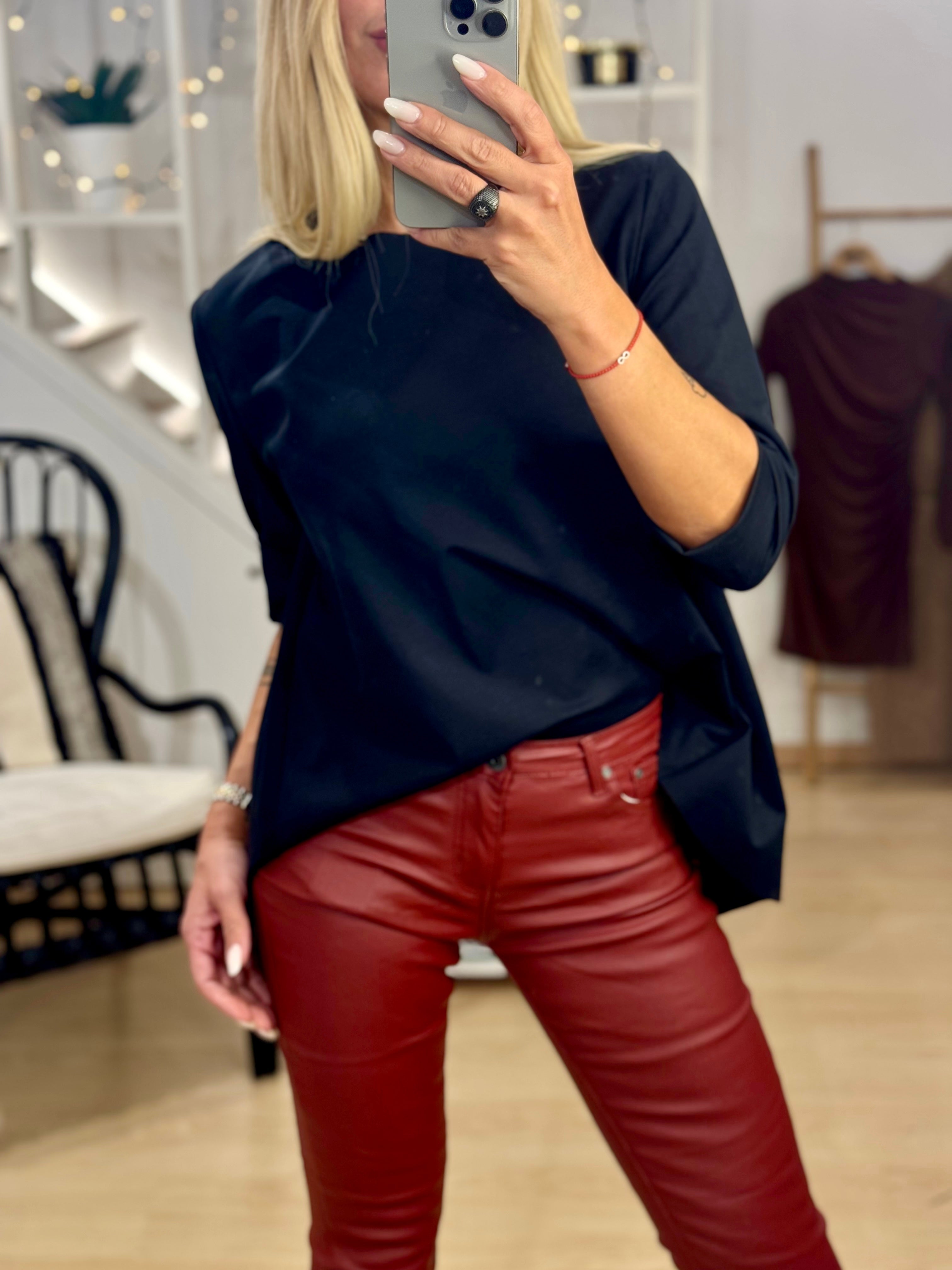 Ελαστικό παντελόνι με πέντε τσέπες και δερμάτινο εφέ