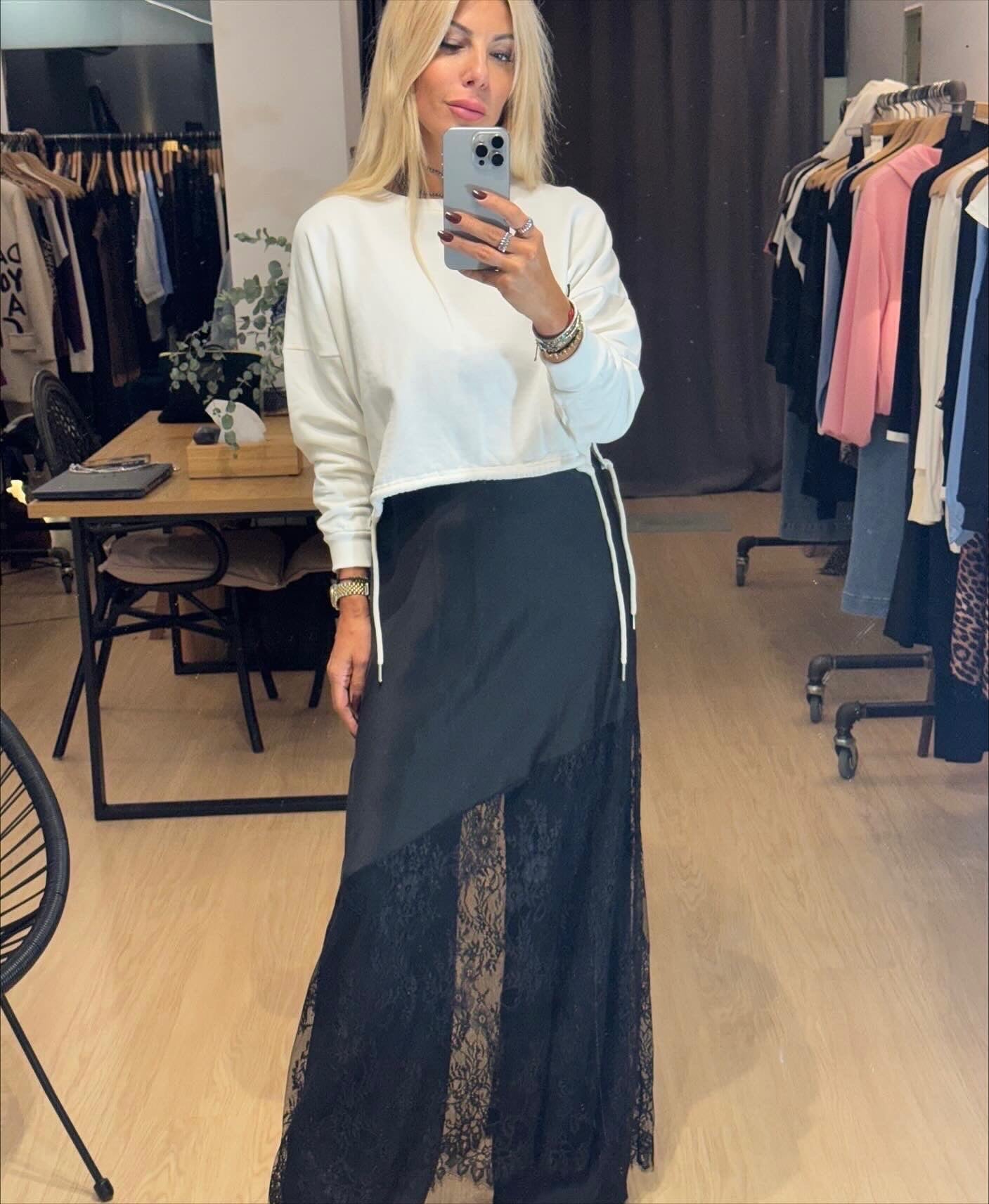 Σατέν maxi φόρεμα με ασύμμετρη δαντέλα