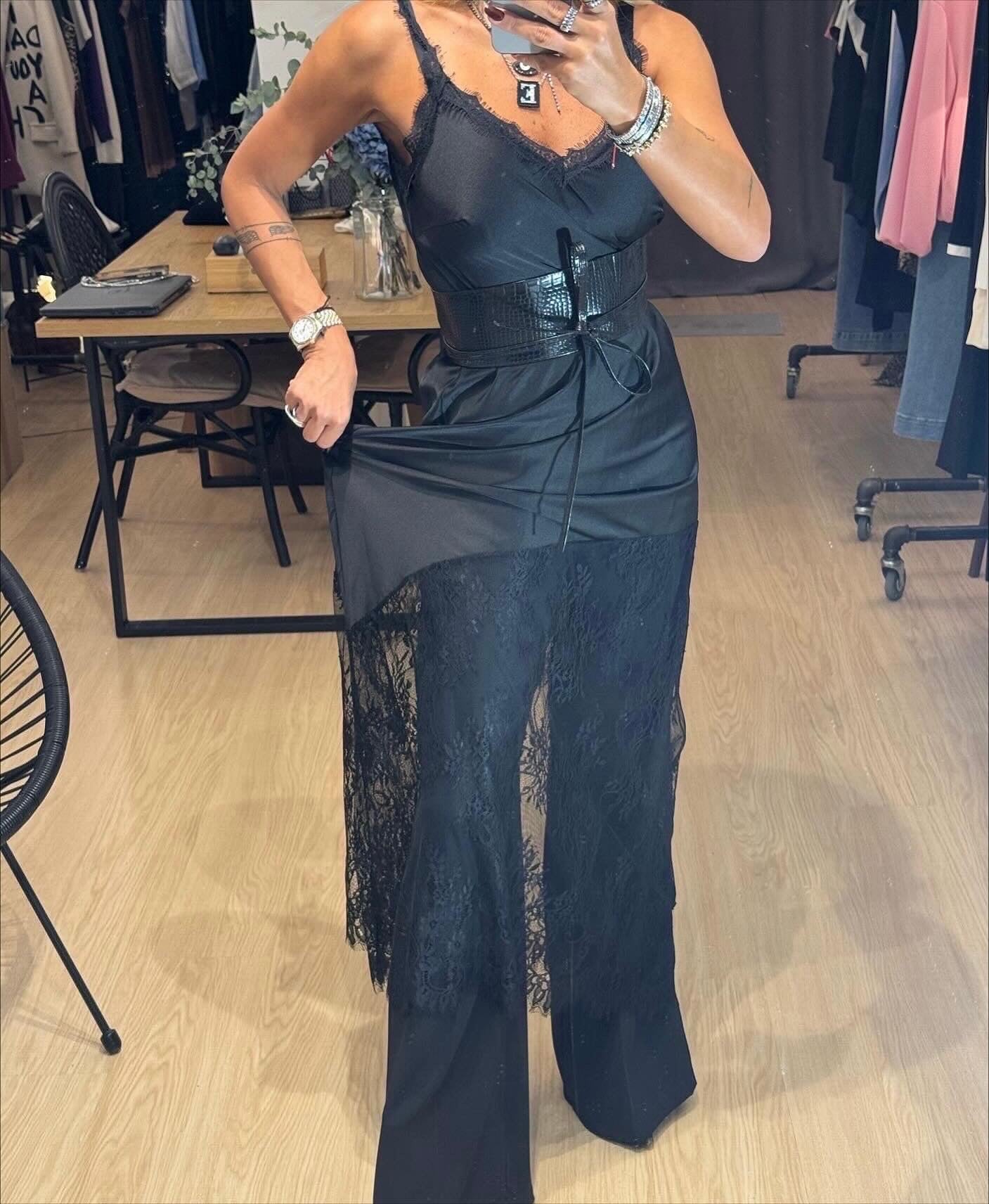 Σατέν maxi φόρεμα με ασύμμετρη δαντέλα