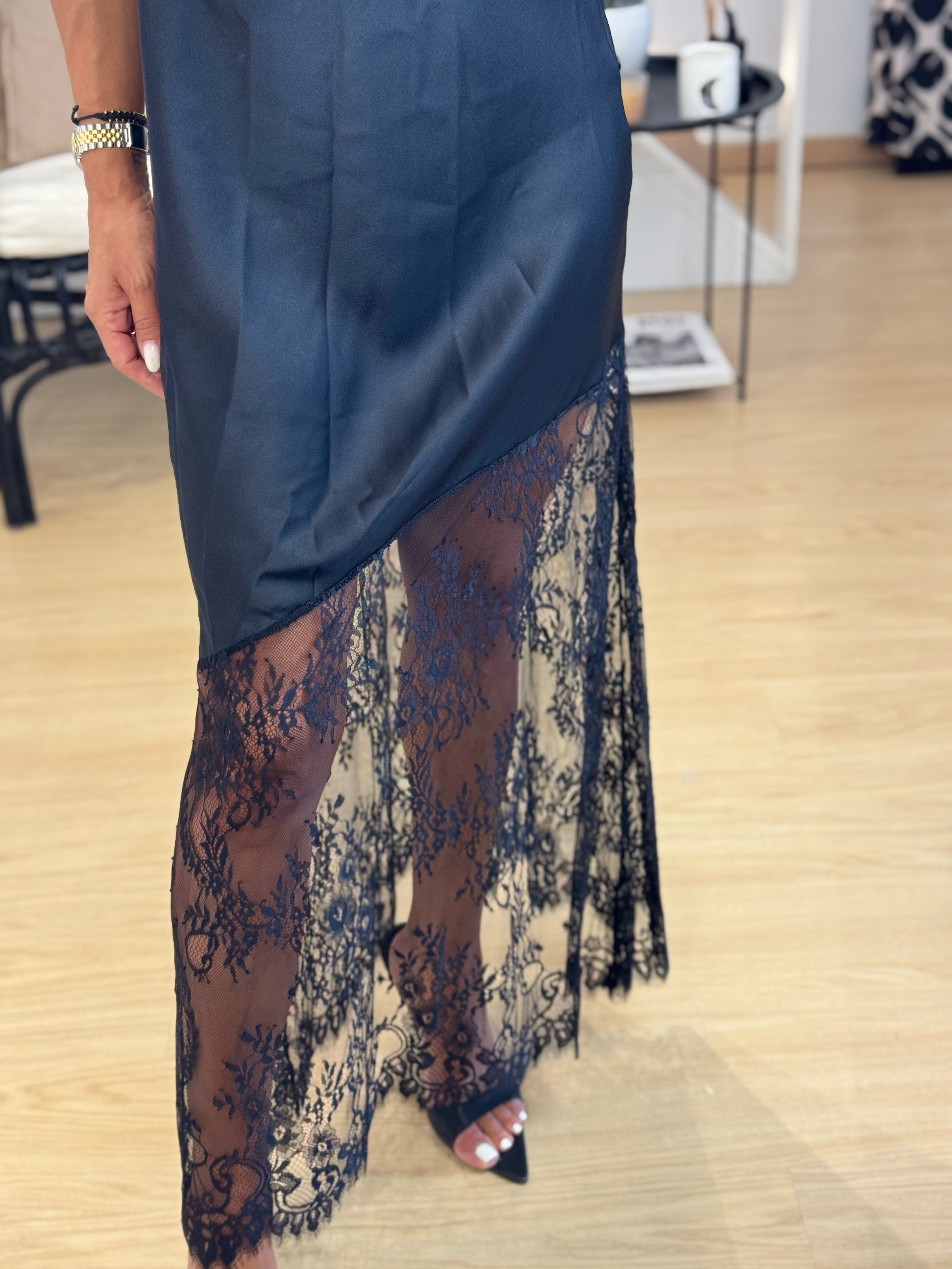 Σατέν maxi φόρεμα με ασύμμετρη δαντέλα