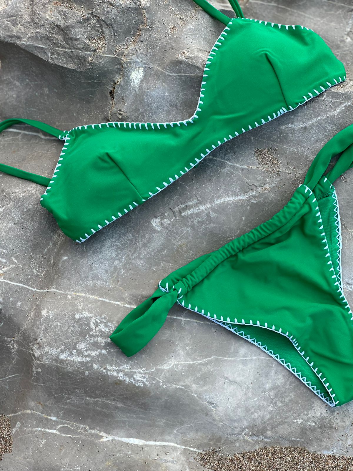 μαγιό με λευκές λεπτομέρειες