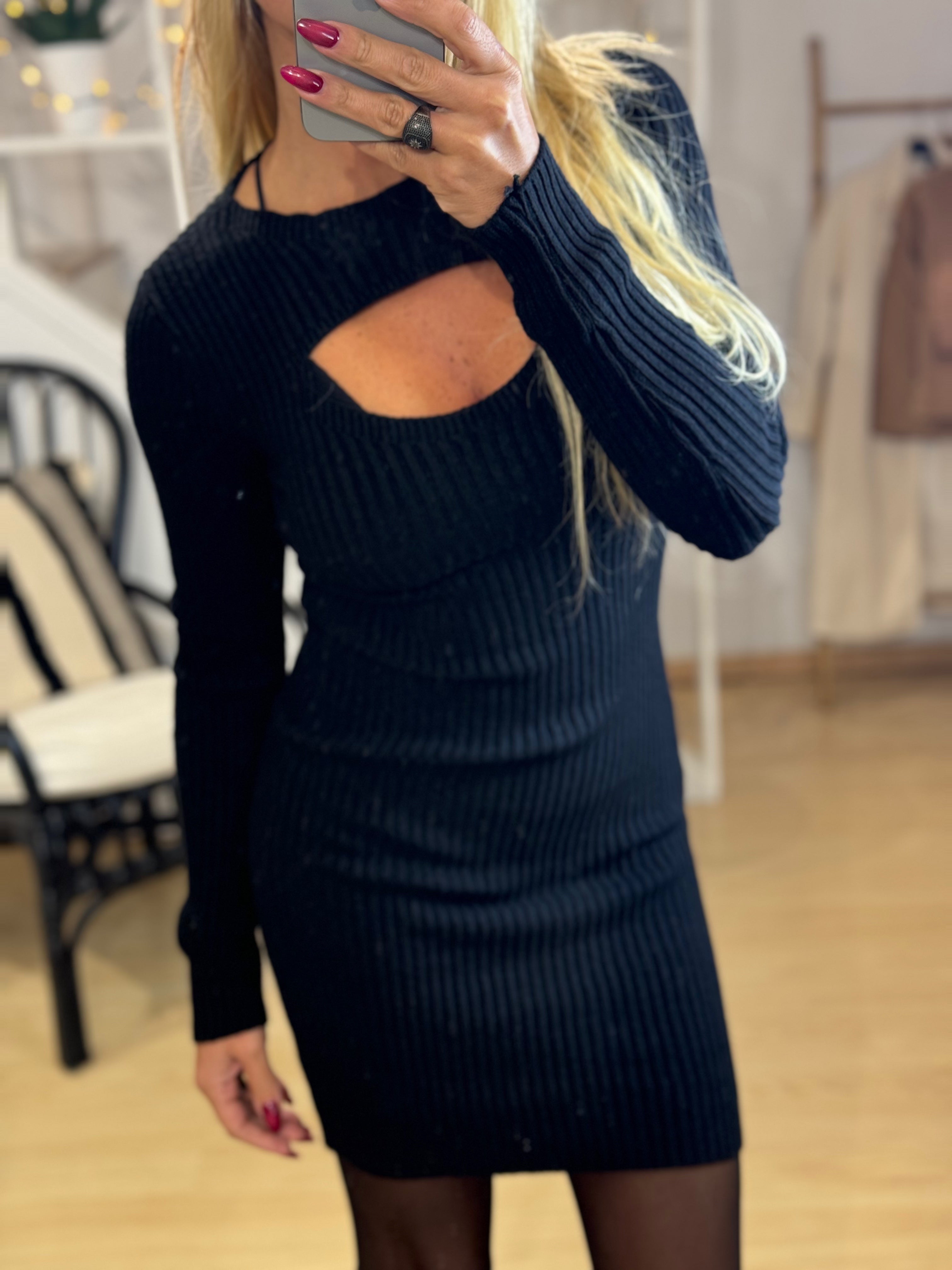 Πλεκτό μίνι φόρεμα με cut-out εφέ