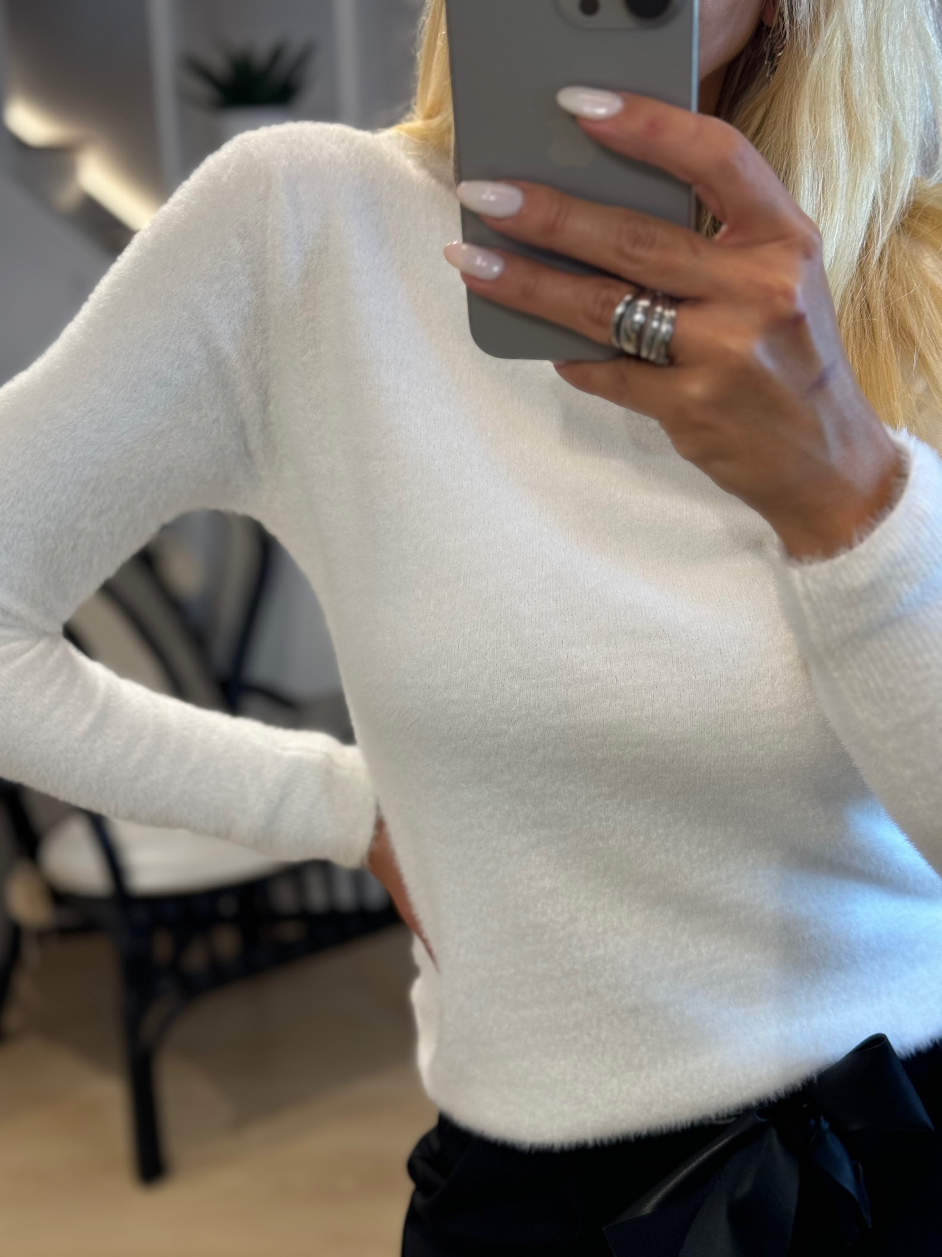 χνουδωτή μπλούζα με ωραία λαιμόκοψη