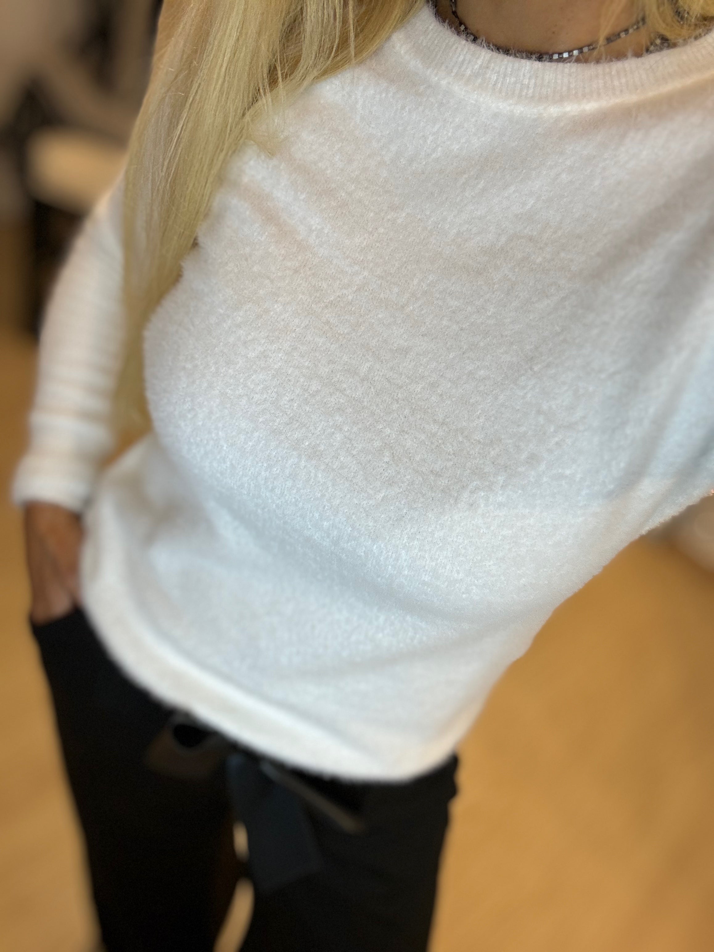 χνουδωτή μπλούζα με ωραία λαιμόκοψη