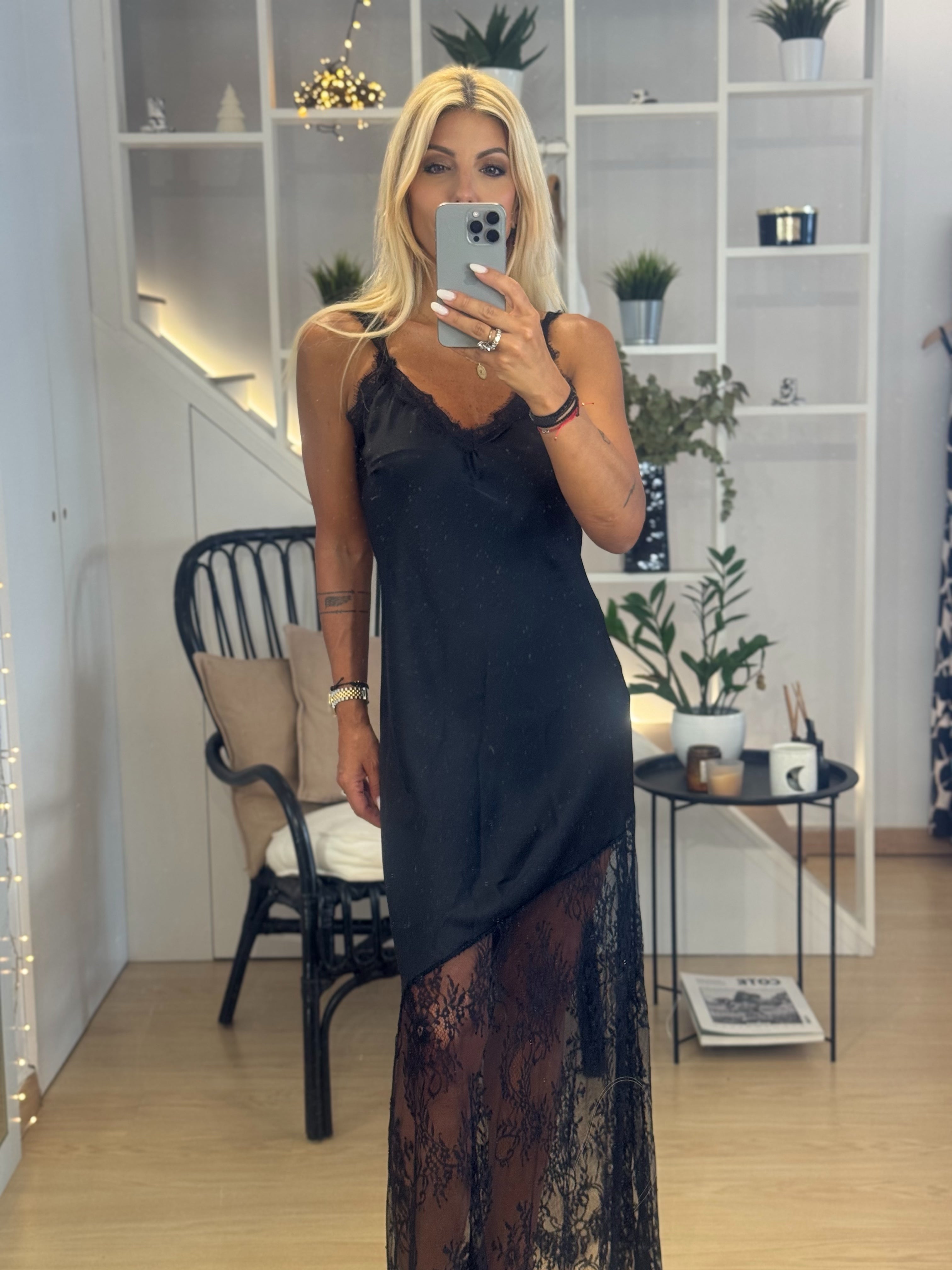 Σατέν maxi φόρεμα με ασύμμετρη δαντέλα