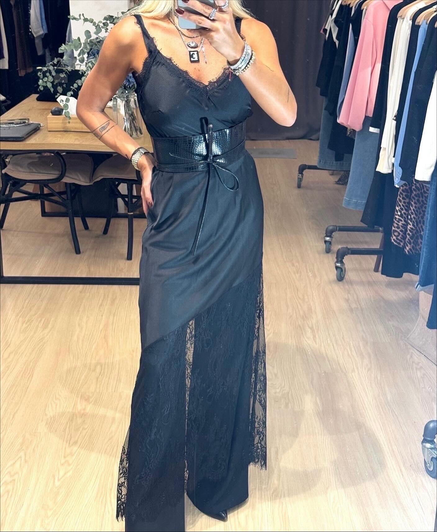 Σατέν maxi φόρεμα με ασύμμετρη δαντέλα