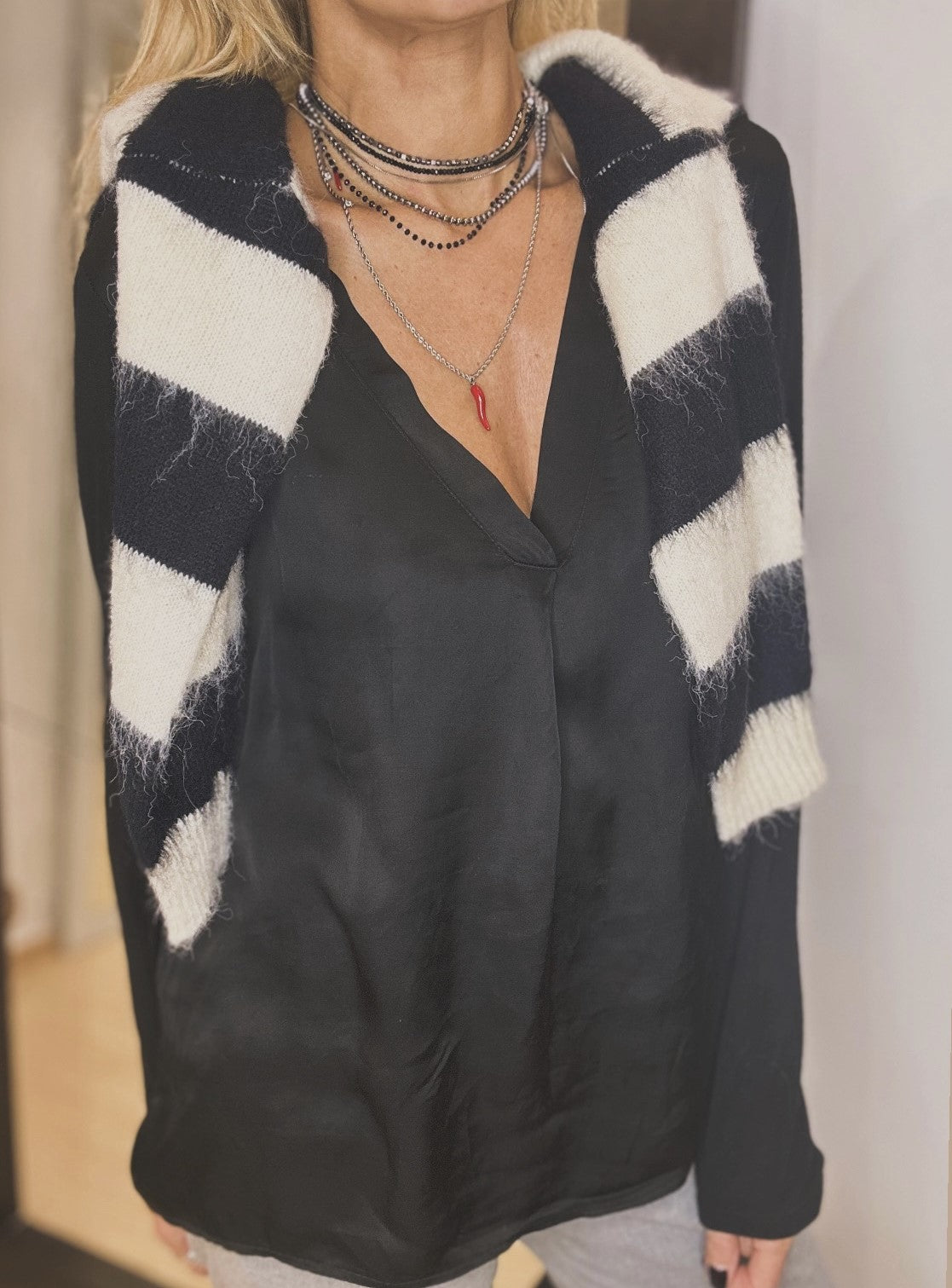 ΜΠΛΟΎΖΑ ΜΕ ΣΑΤΈΝ ΜΠΡΟΣΤΆ