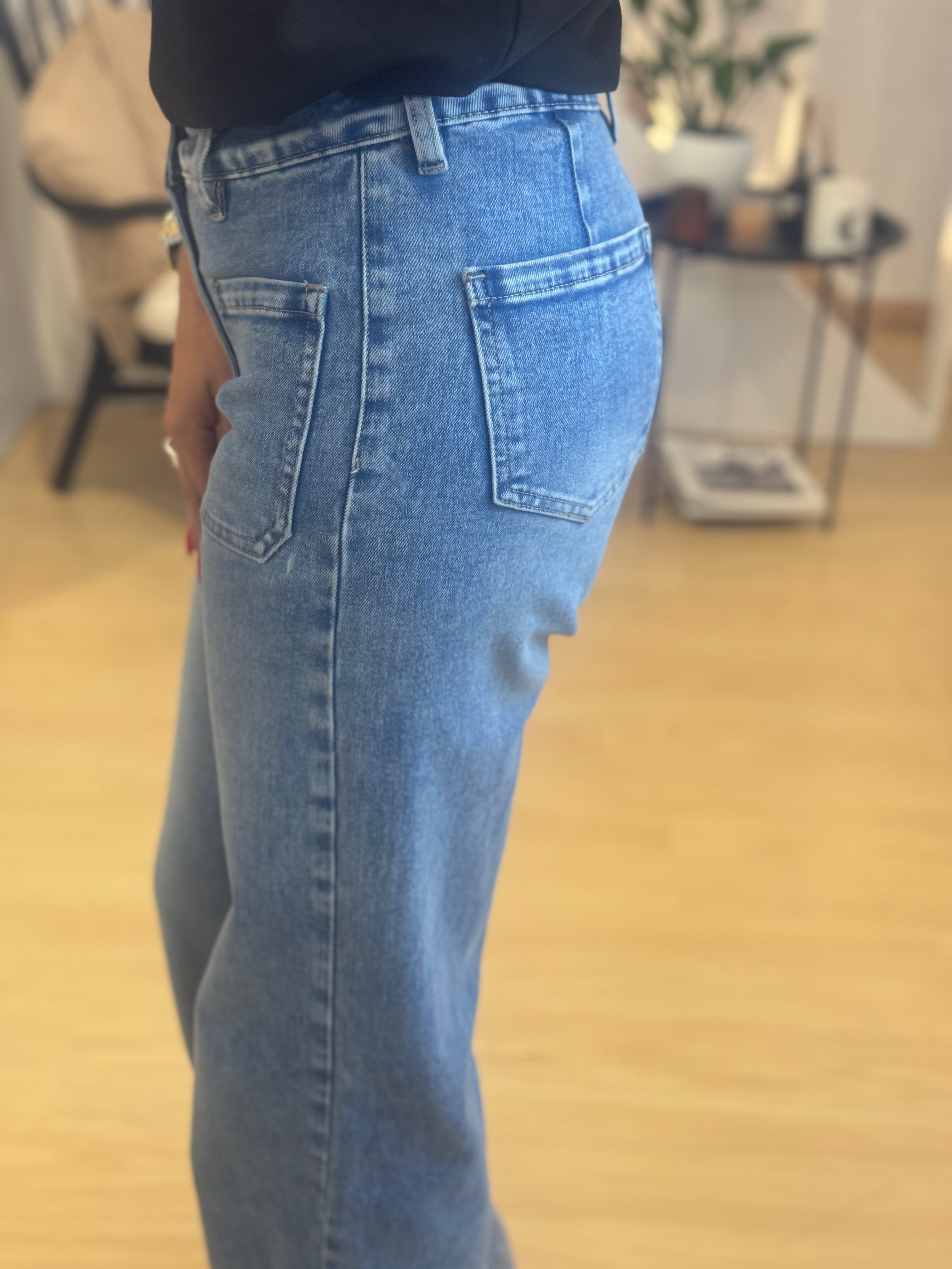 wide-leg jeans with pockets
