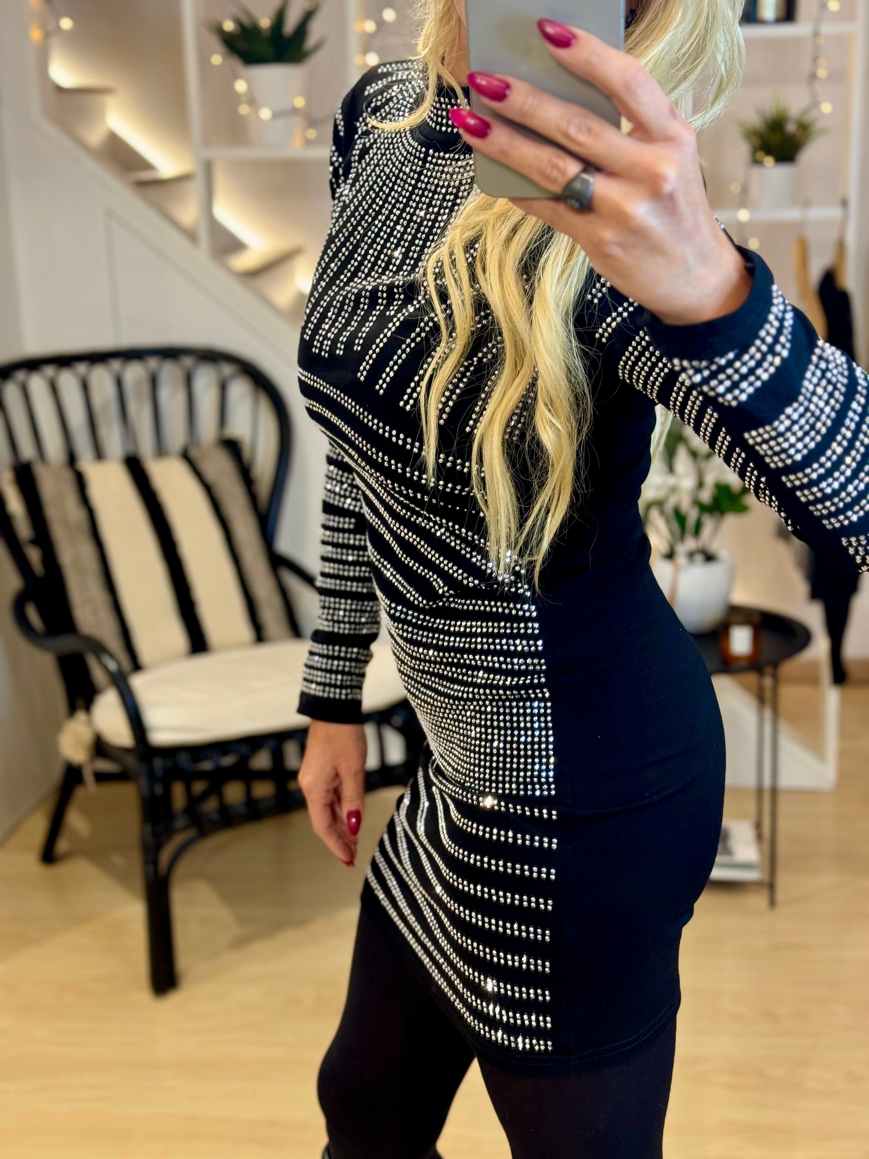 Ελαστικό φόρεμα με μεταλλικές λεπτομέρειες