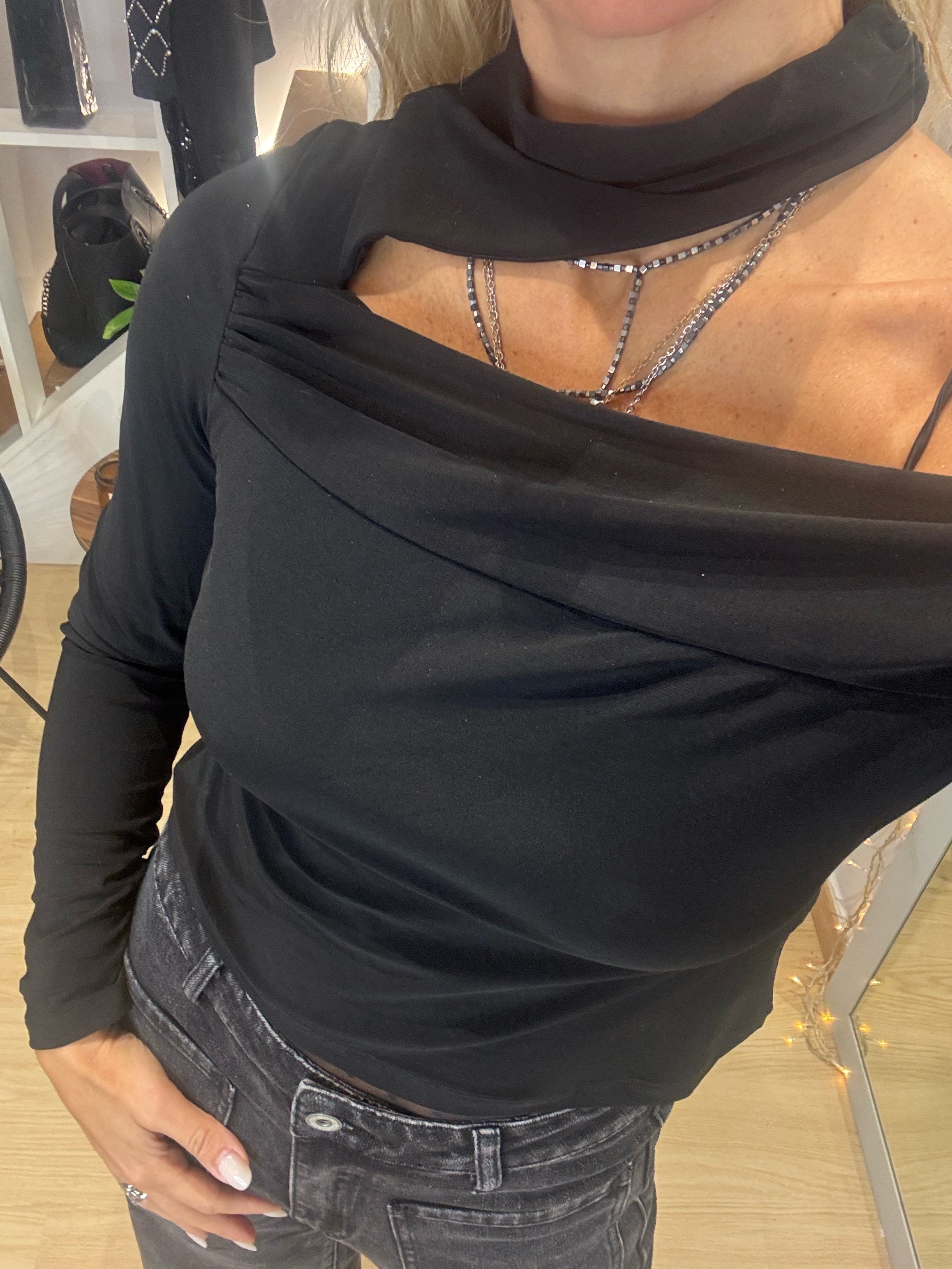 elastic blouse with cutout at the nec