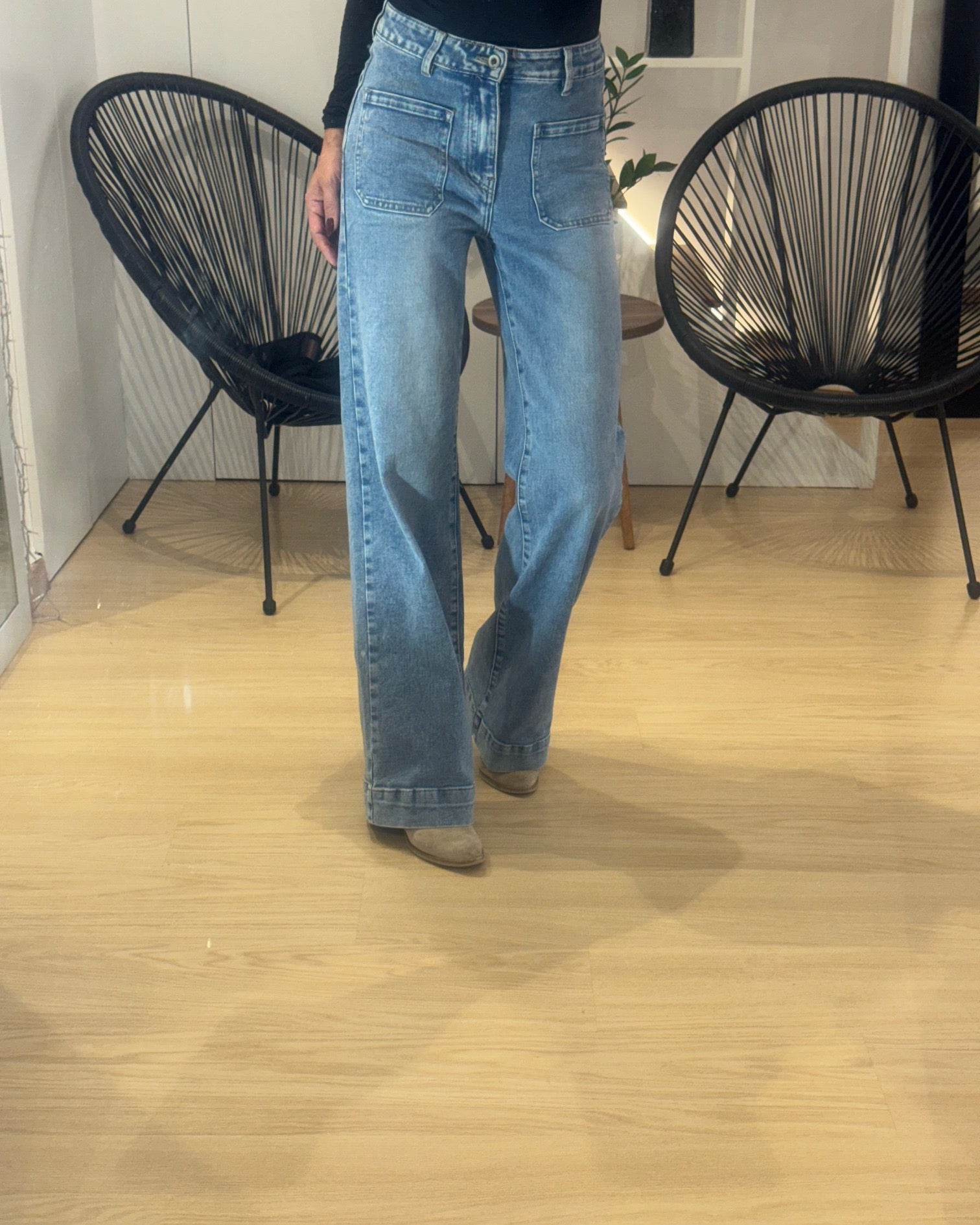 wide-leg jeans with pockets