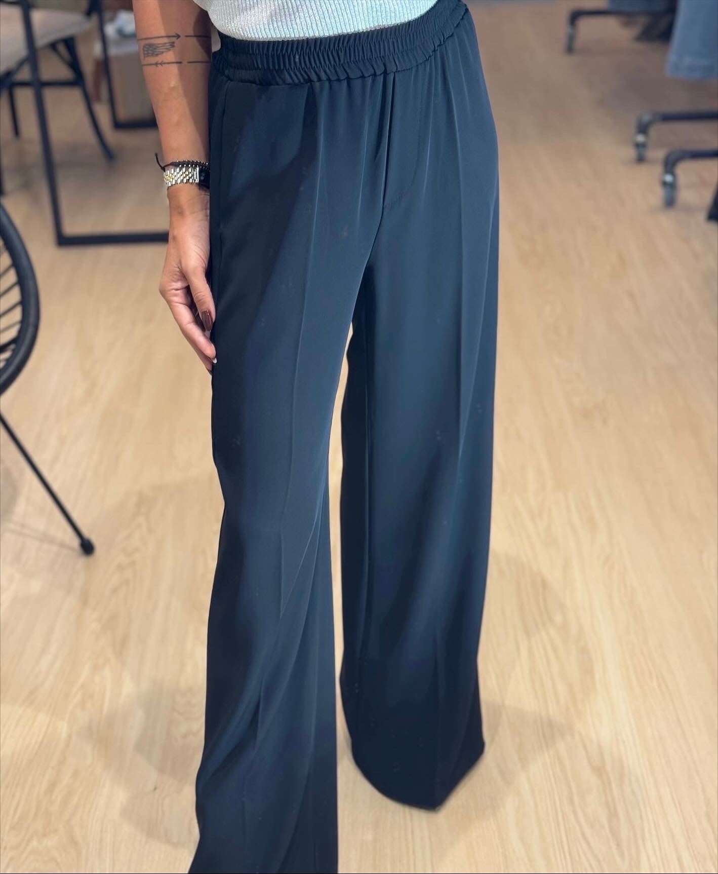 Σατέν maxi φόρεμα με ασύμμετρη δαντέλα