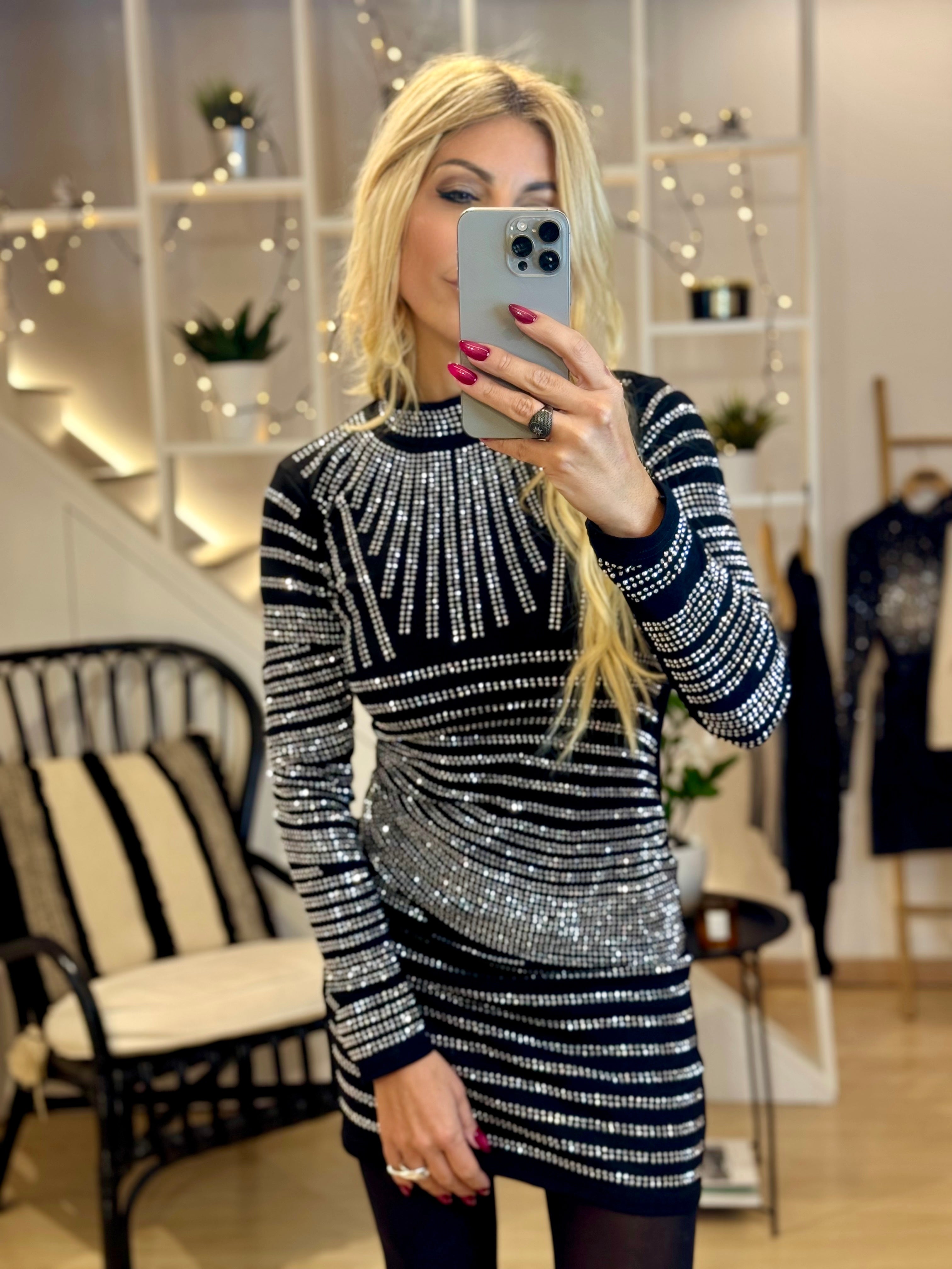 Ελαστικό φόρεμα με μεταλλικές λεπτομέρειες