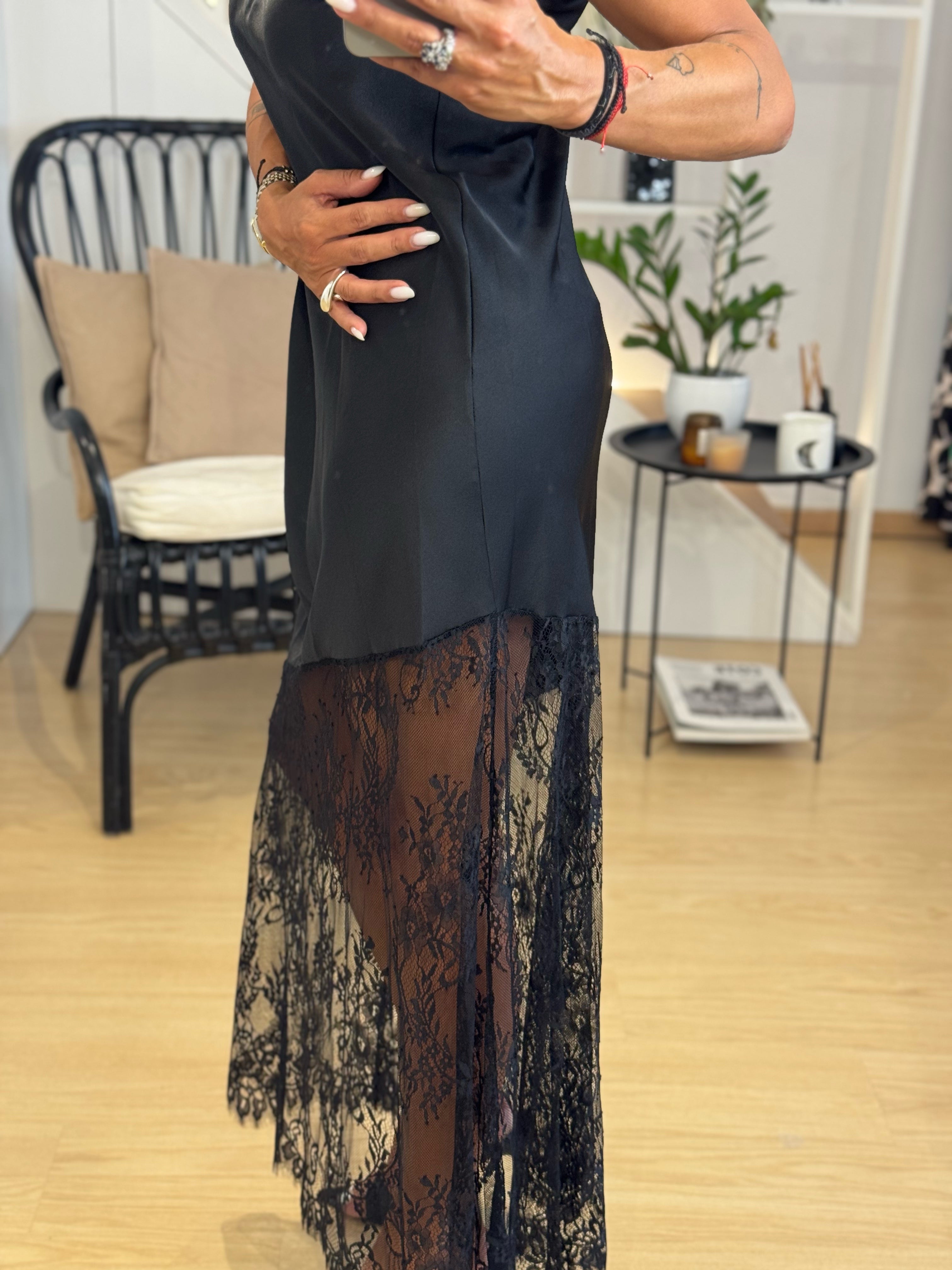 Σατέν maxi φόρεμα με ασύμμετρη δαντέλα