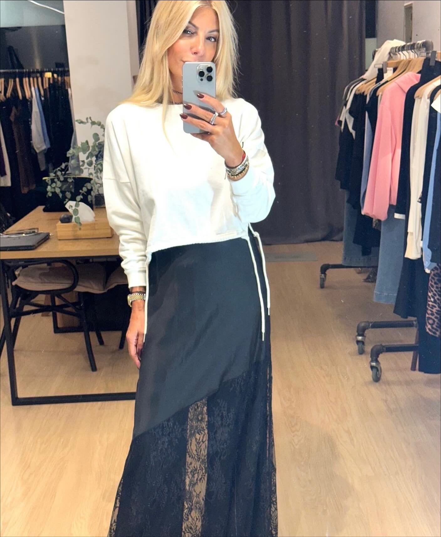 Σατέν maxi φόρεμα με ασύμμετρη δαντέλα