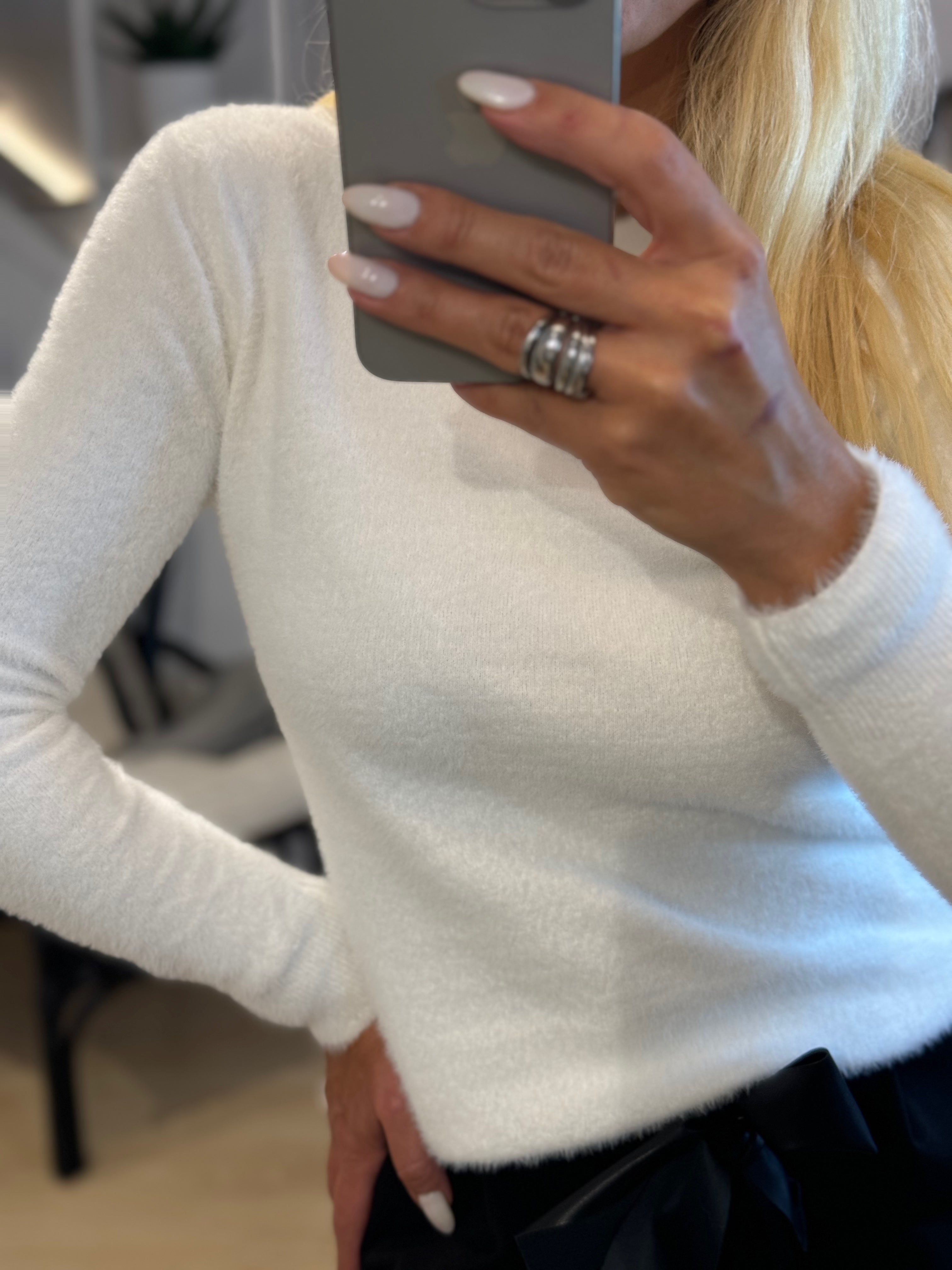 χνουδωτή μπλούζα με ωραία λαιμόκοψη