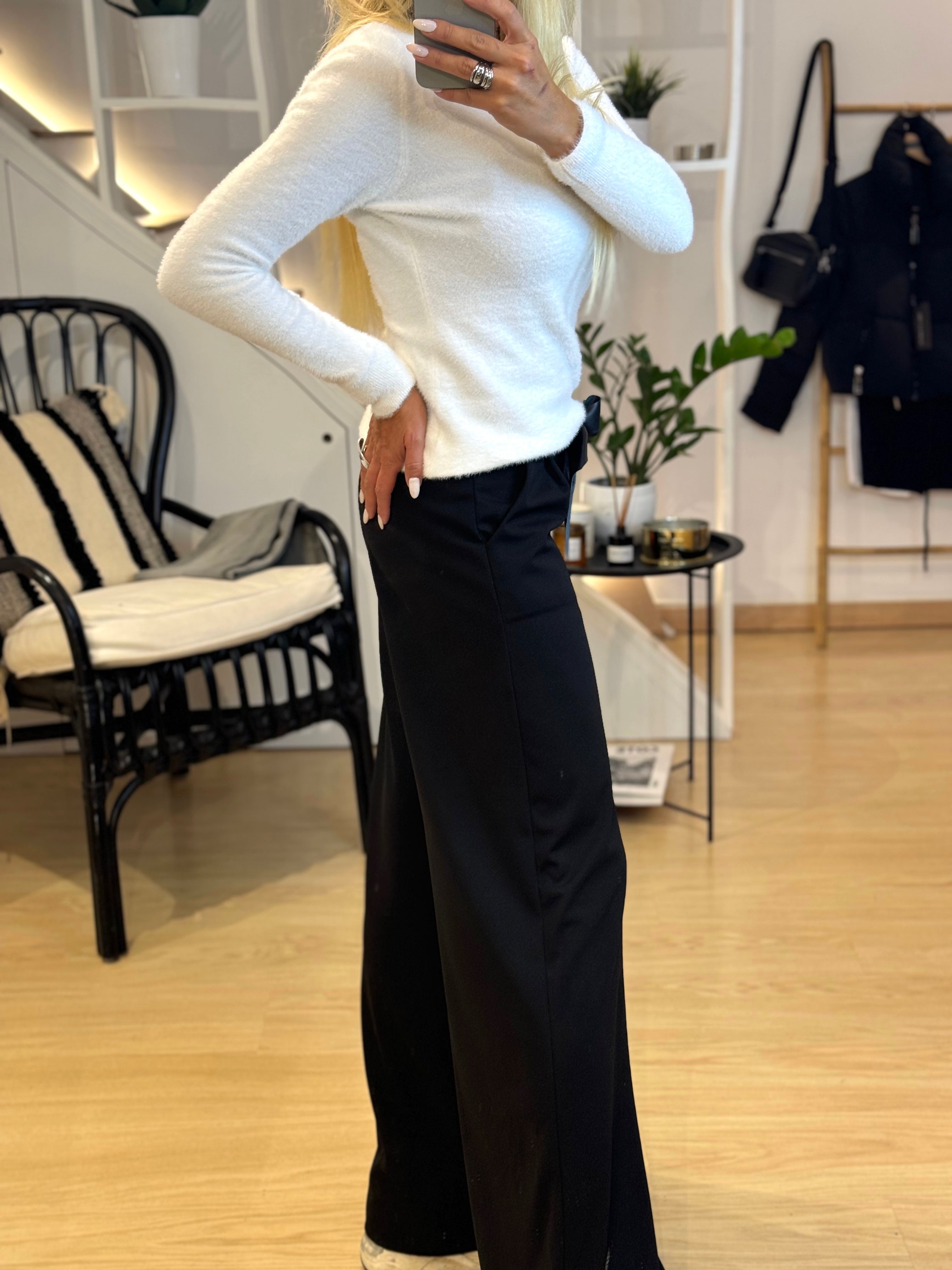 χνουδωτή μπλούζα με ωραία λαιμόκοψη