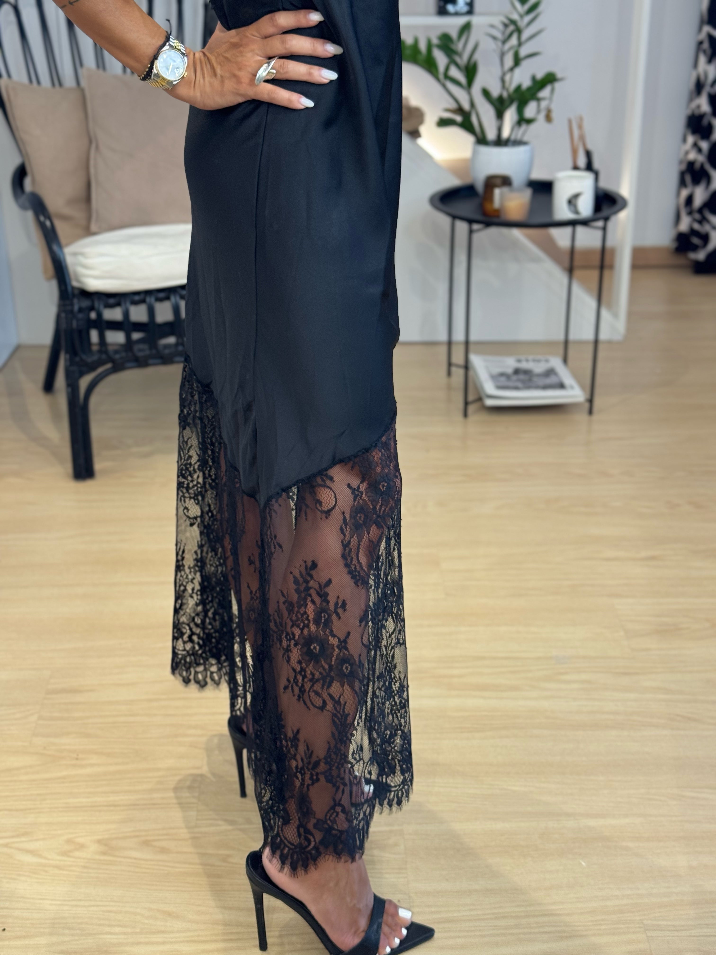 Σατέν maxi φόρεμα με ασύμμετρη δαντέλα