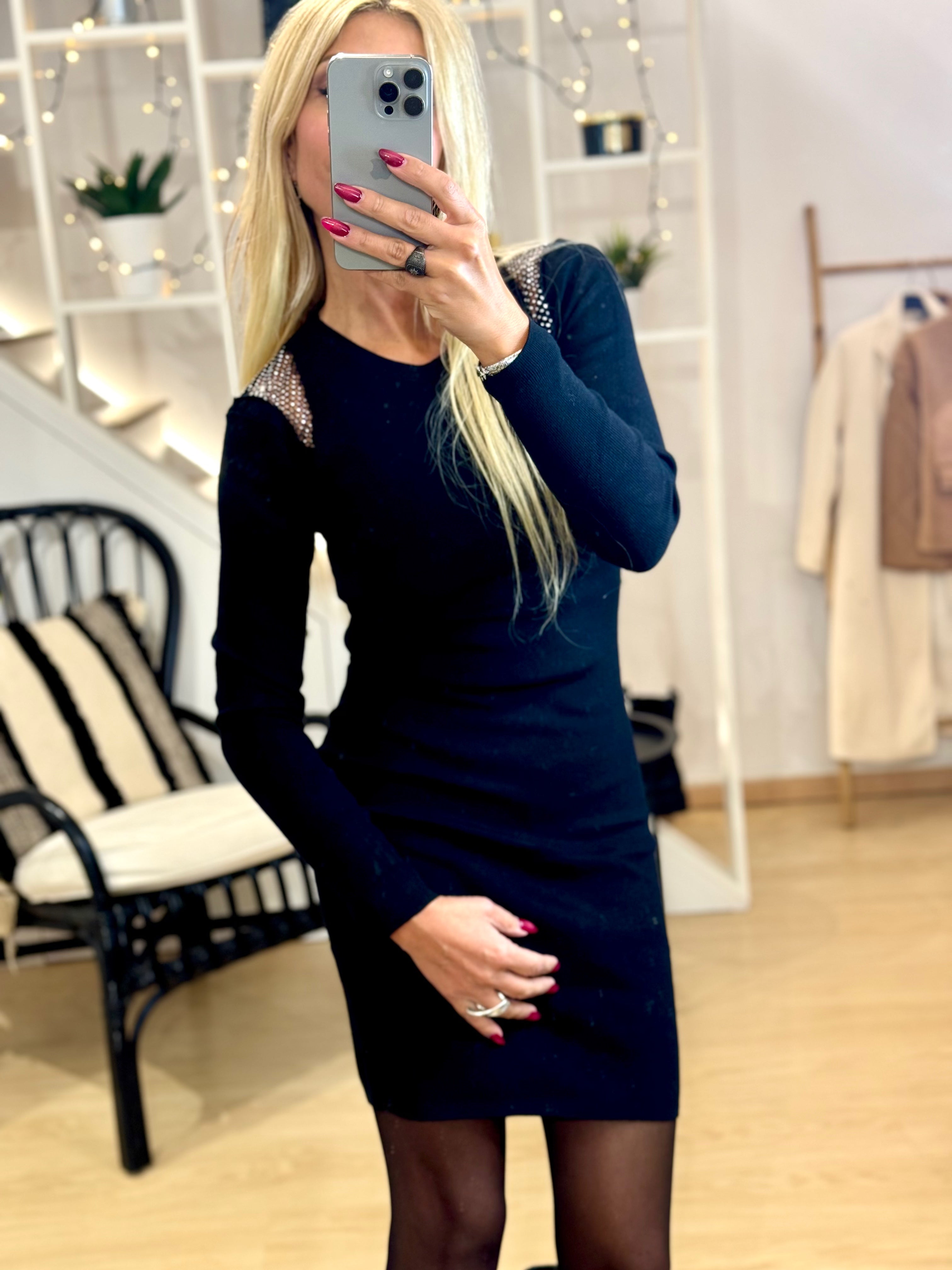 Πλεκτό μίνι φόρεμα με μεταλλικές λεπτομέρειες