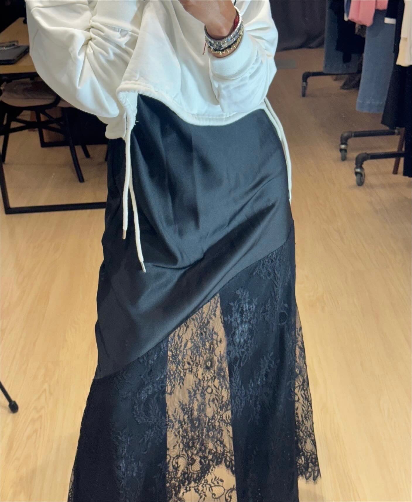 Σατέν maxi φόρεμα με ασύμμετρη δαντέλα