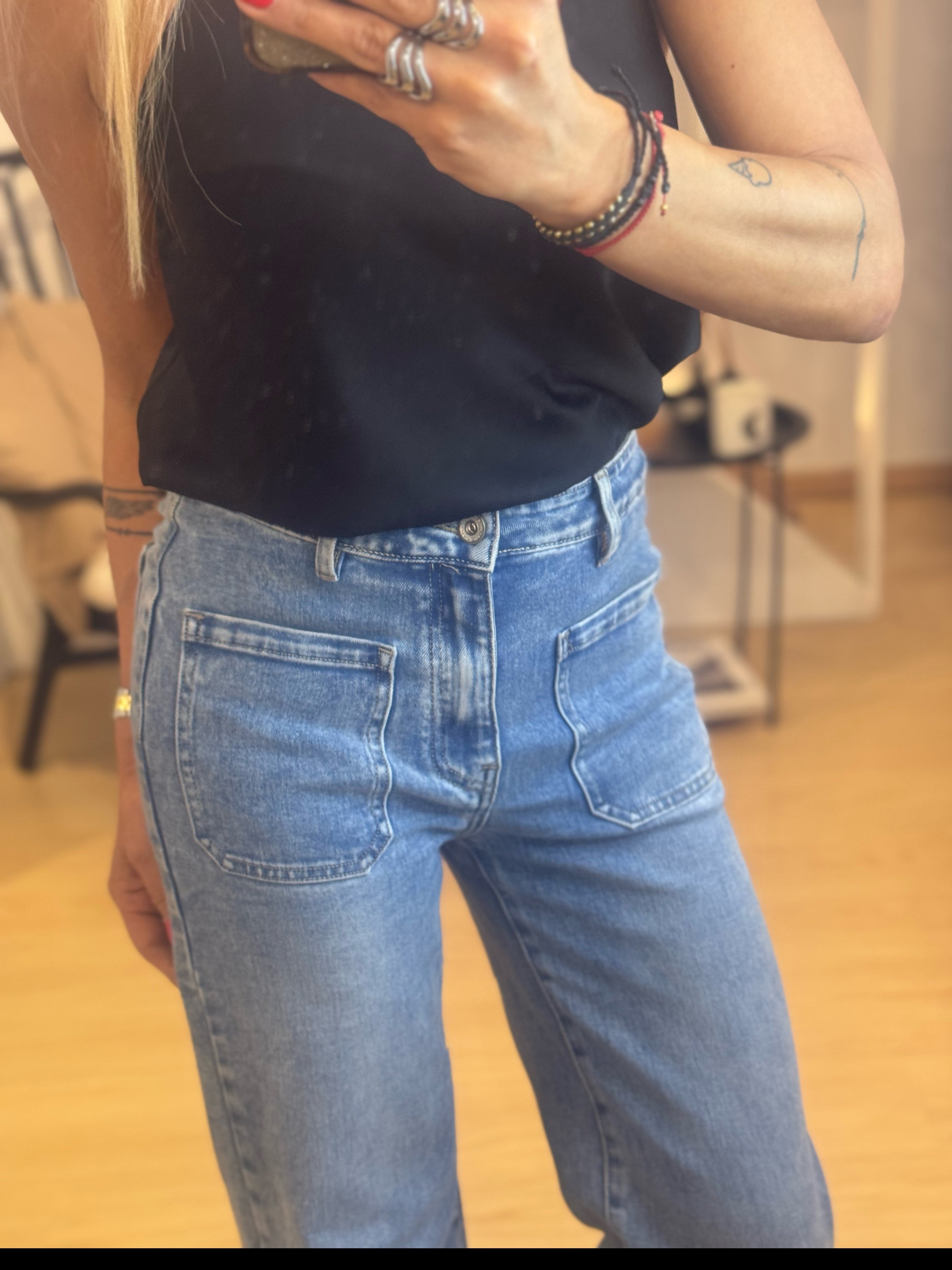 wide-leg jeans with pockets