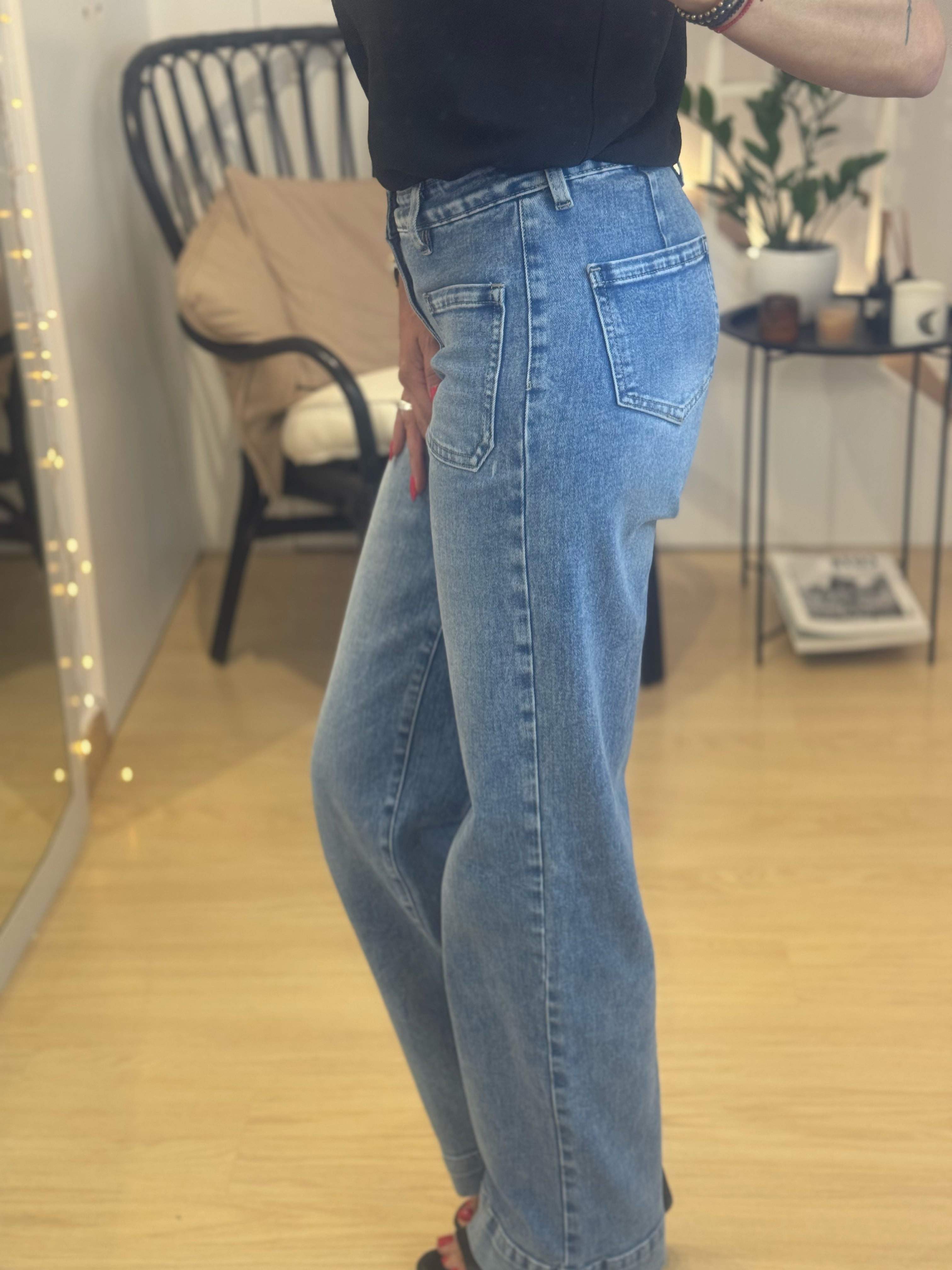 wide-leg jeans with pockets