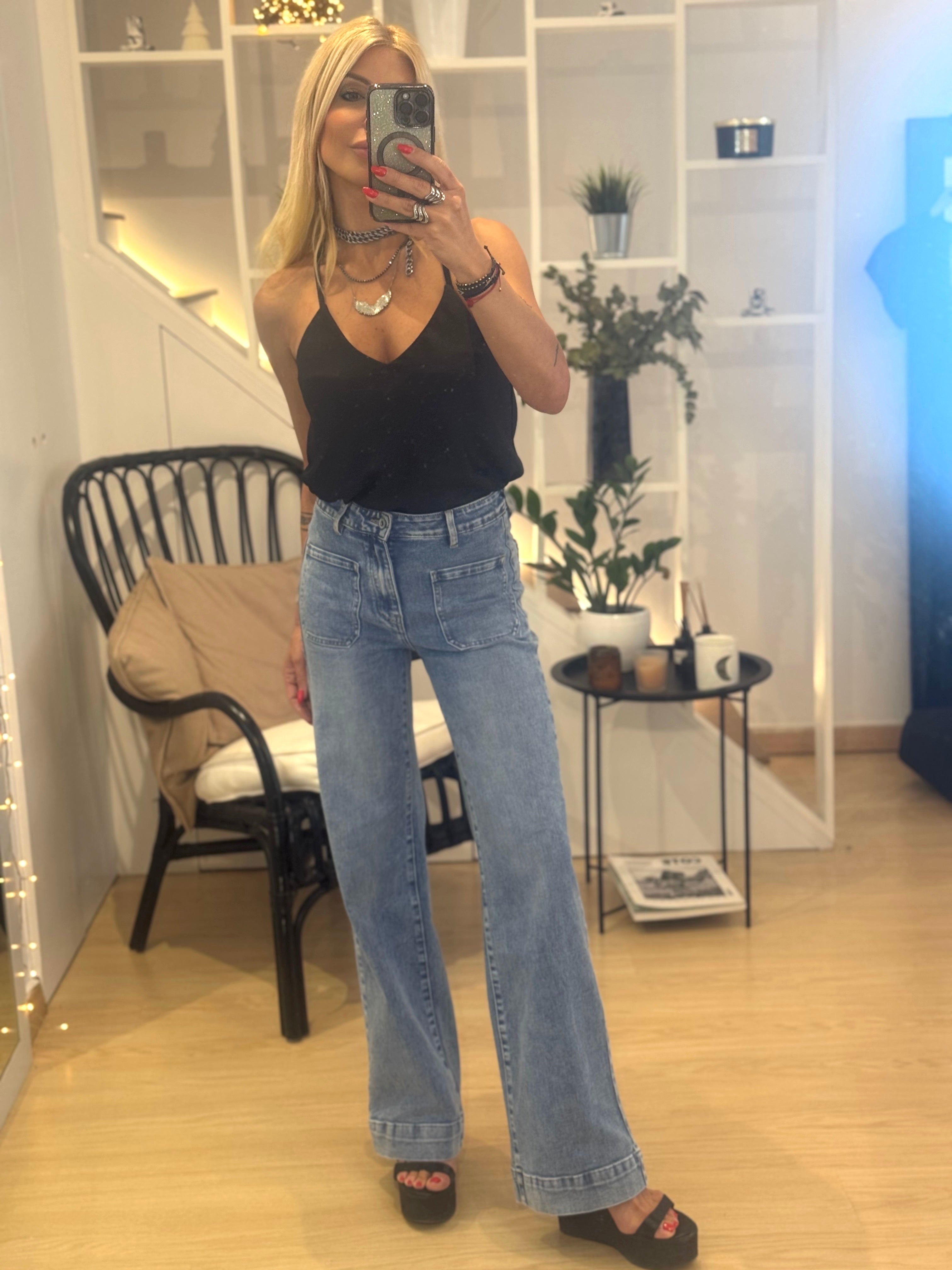 wide-leg jeans with pockets