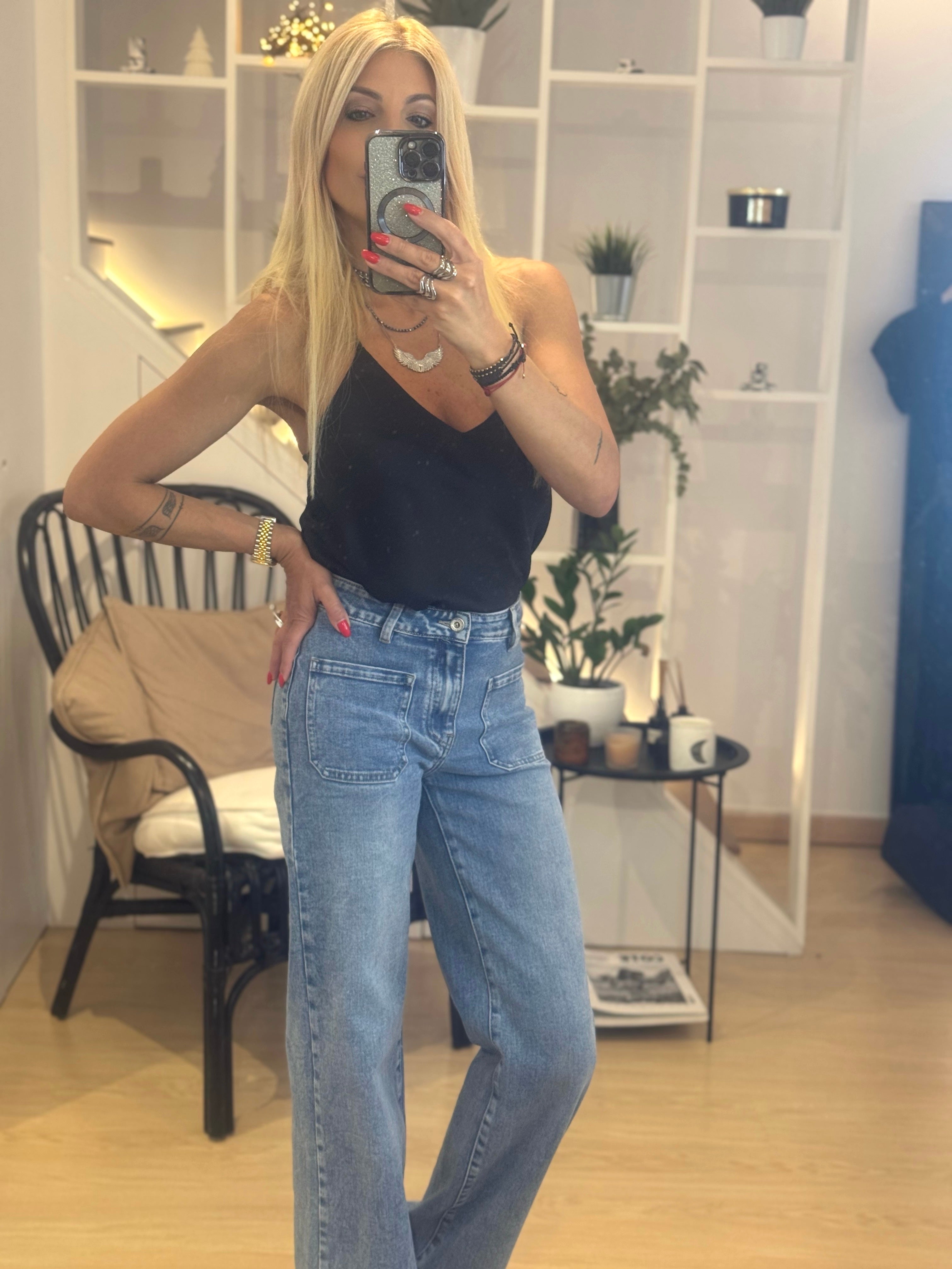 wide-leg jeans with pockets