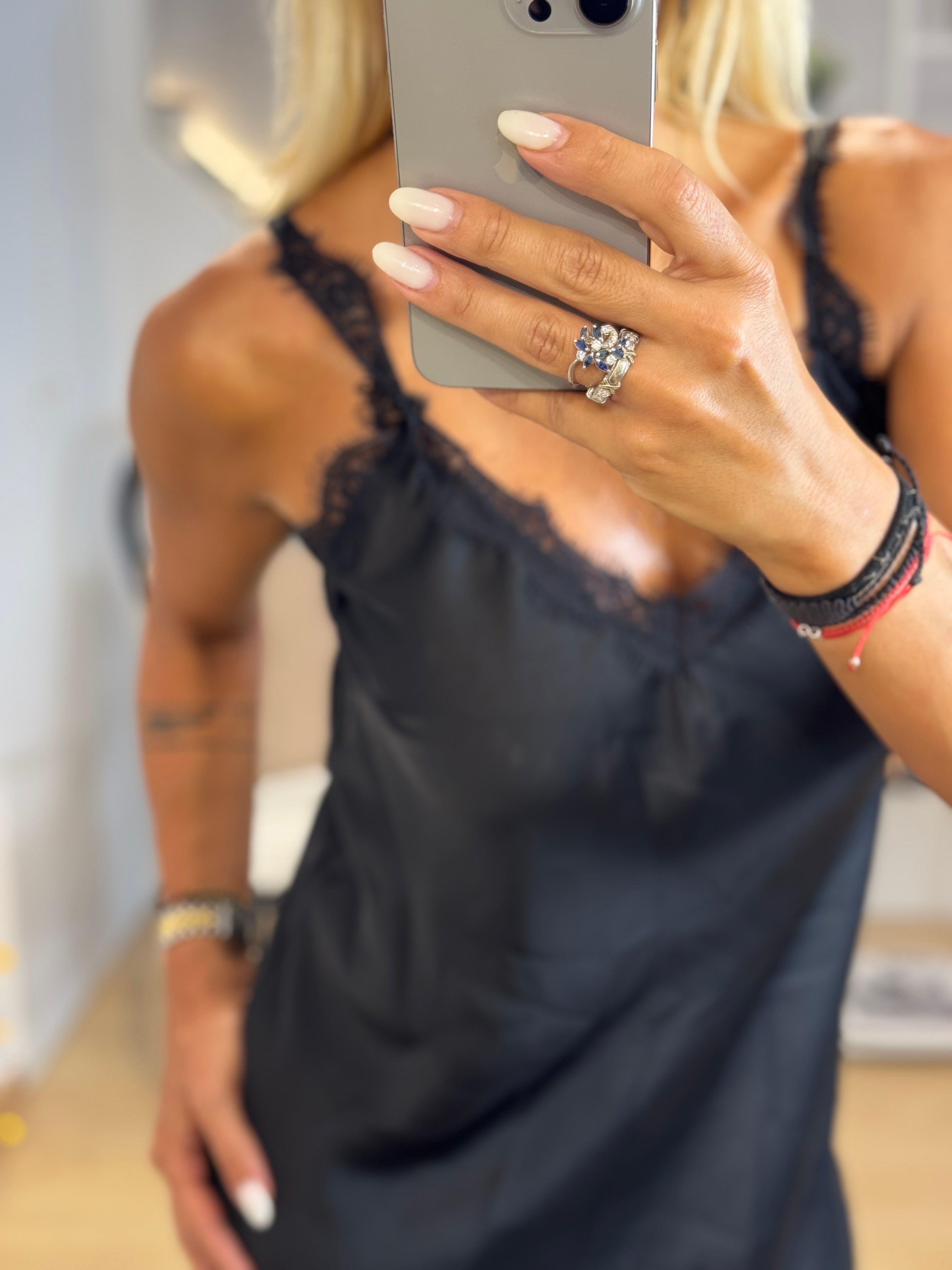 Σατέν maxi φόρεμα με ασύμμετρη δαντέλα