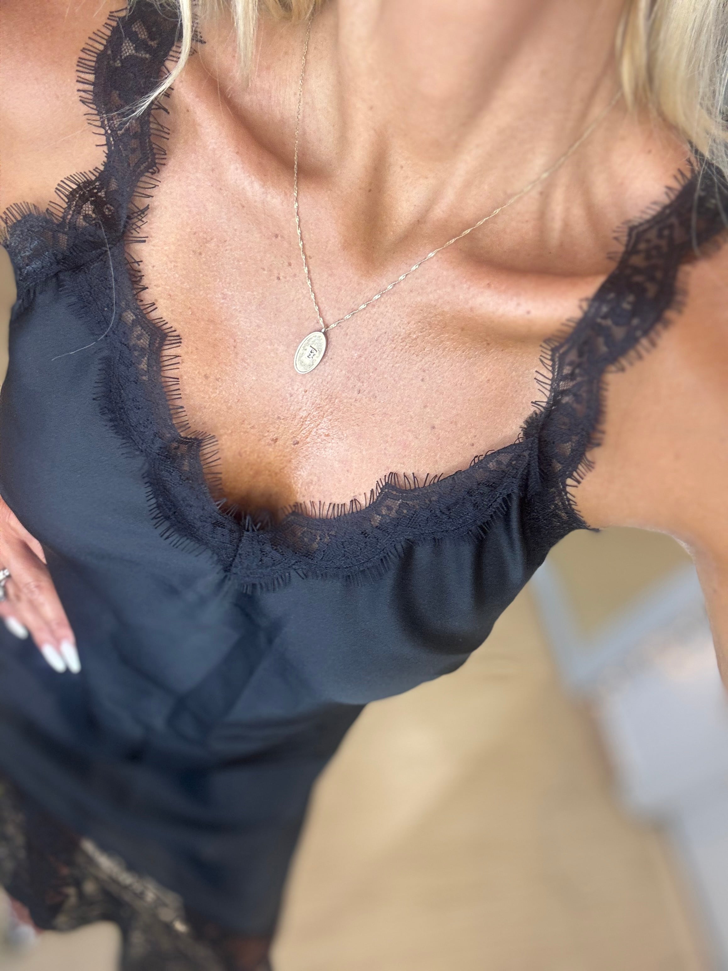 Σατέν maxi φόρεμα με ασύμμετρη δαντέλα