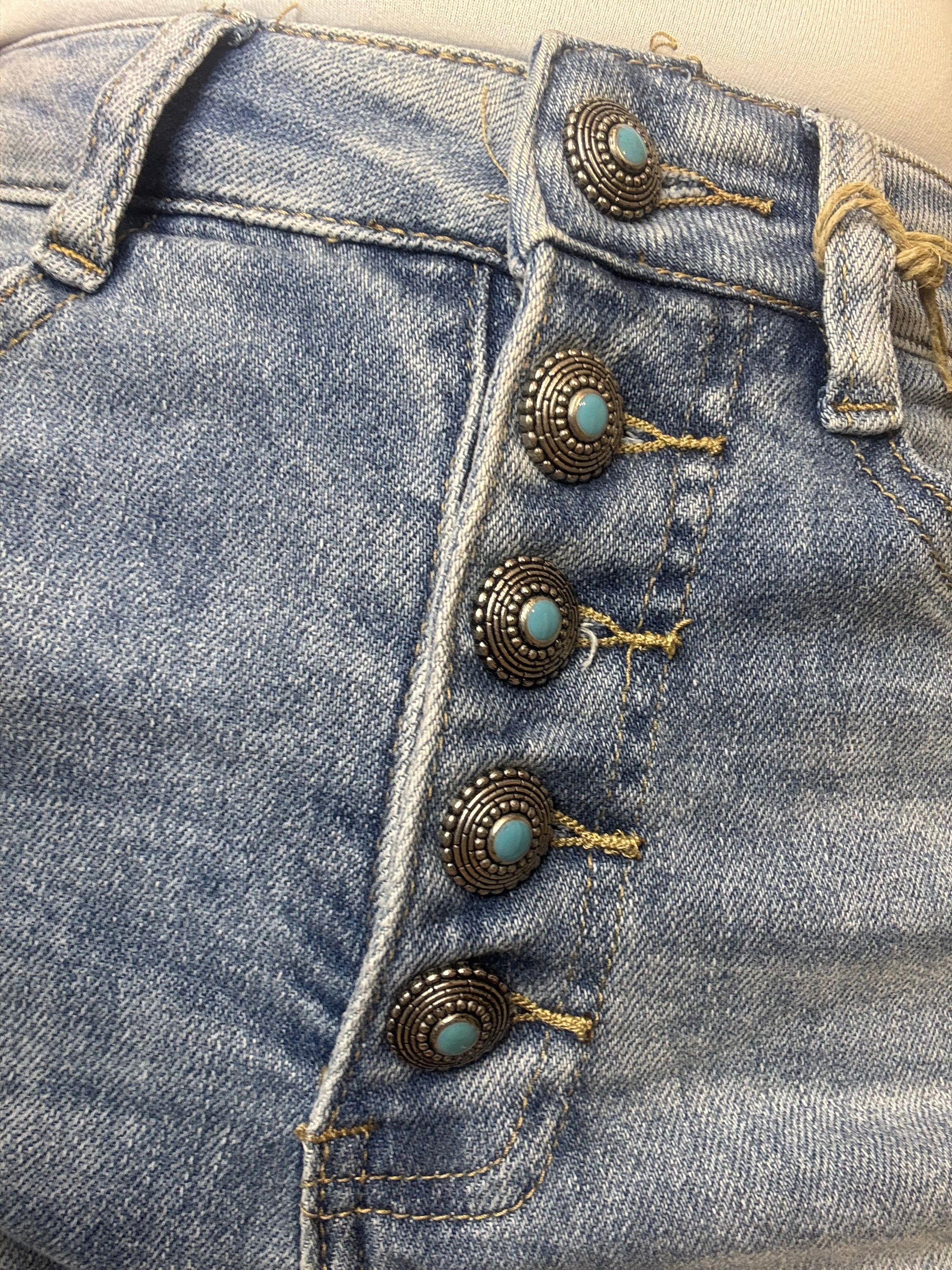 JEAN SHORTS WITH SPECIAL BUTTONS