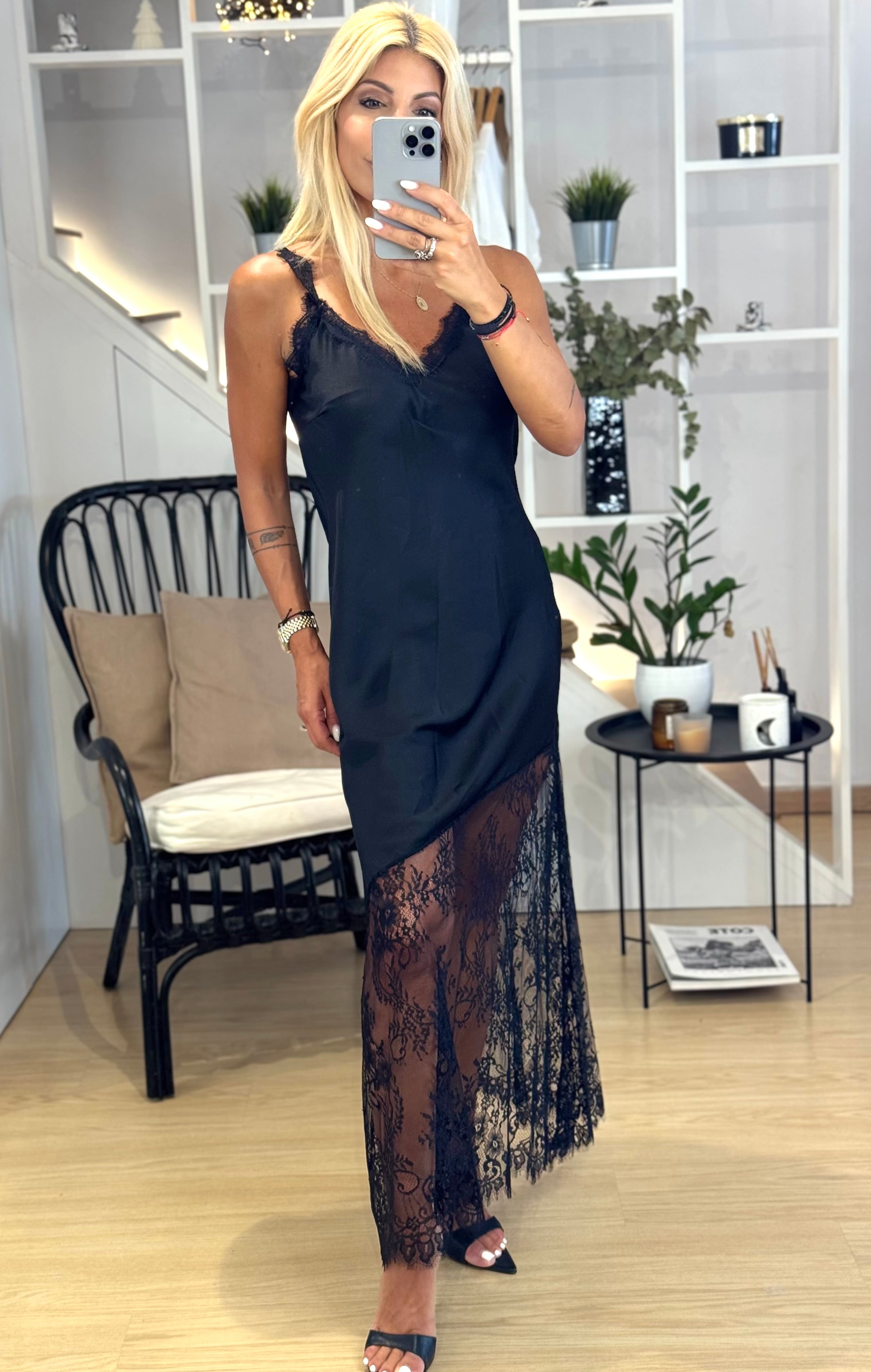 Σατέν maxi φόρεμα με ασύμμετρη δαντέλα