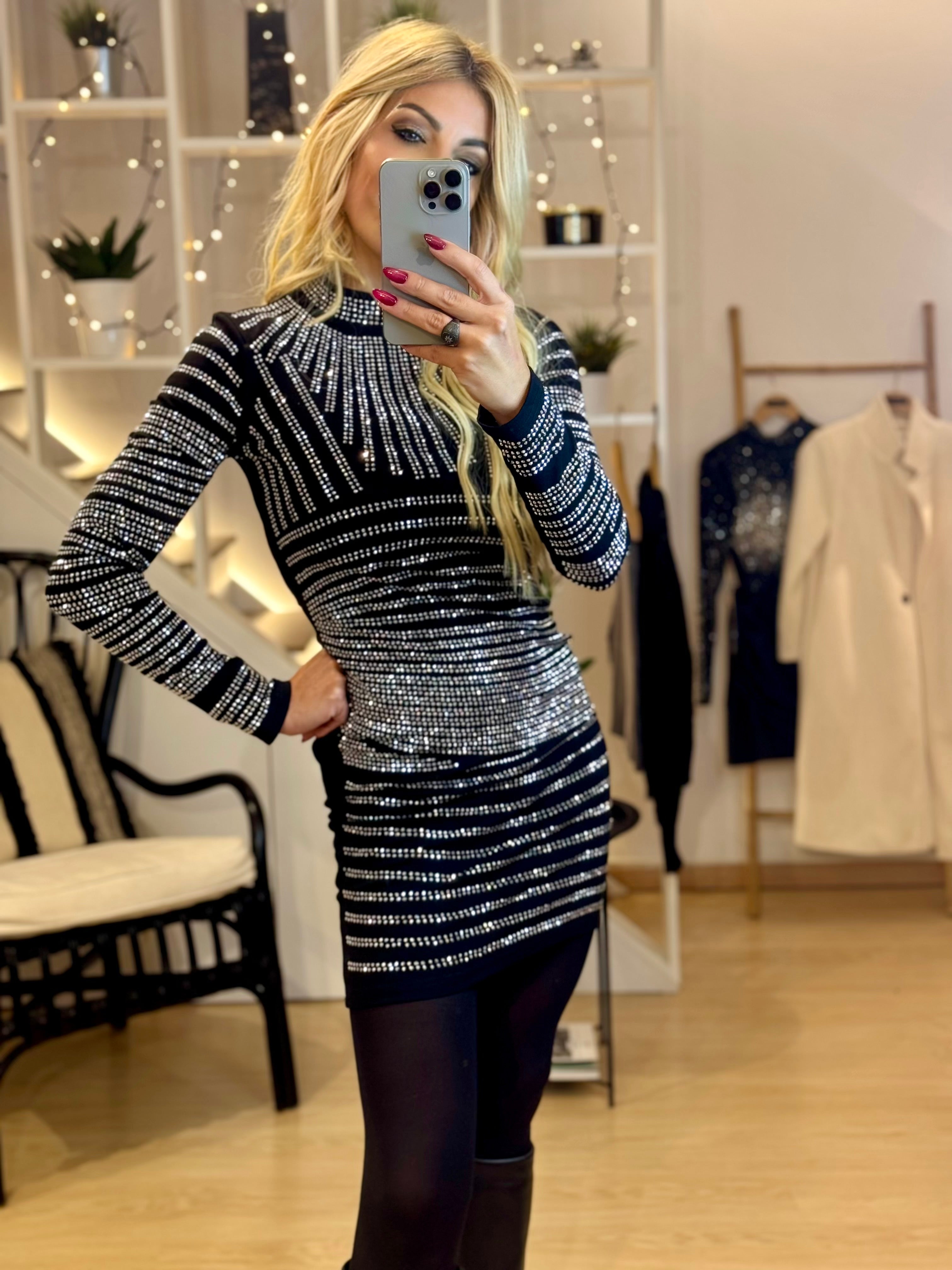 Ελαστικό φόρεμα με μεταλλικές λεπτομέρειες