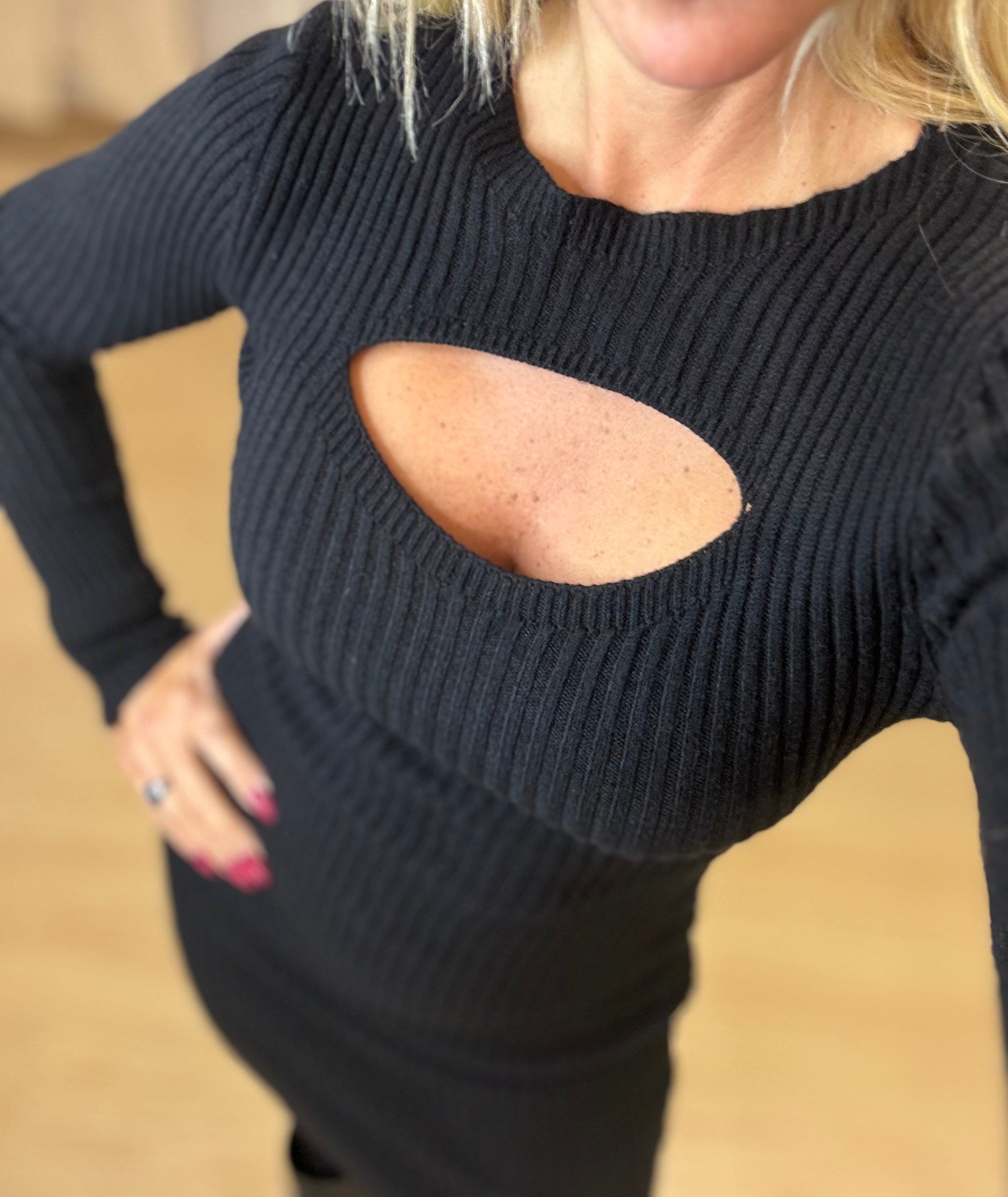 Πλεκτό μίνι φόρεμα με cut-out εφέ