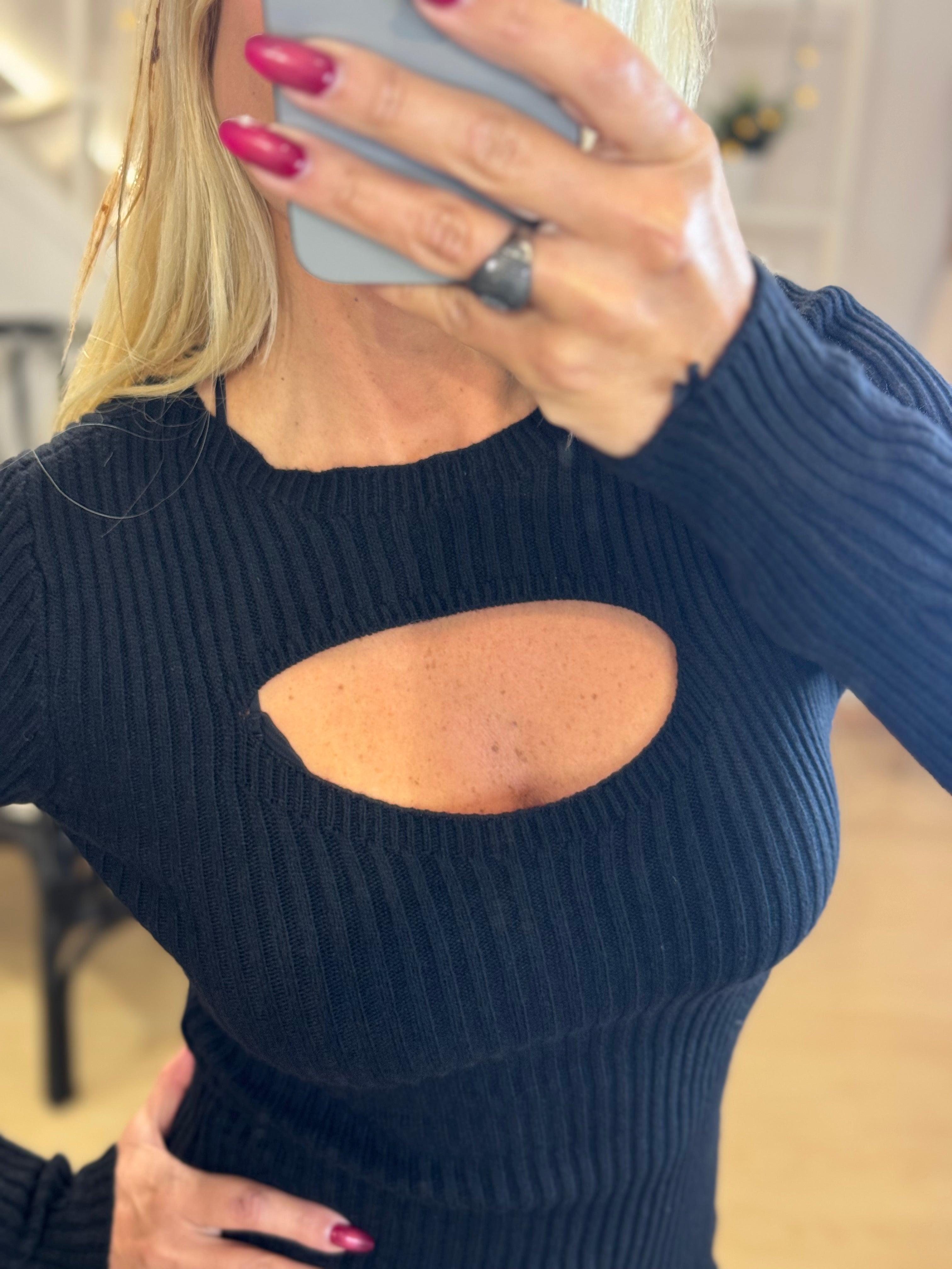 Πλεκτό μίνι φόρεμα με cut-out εφέ