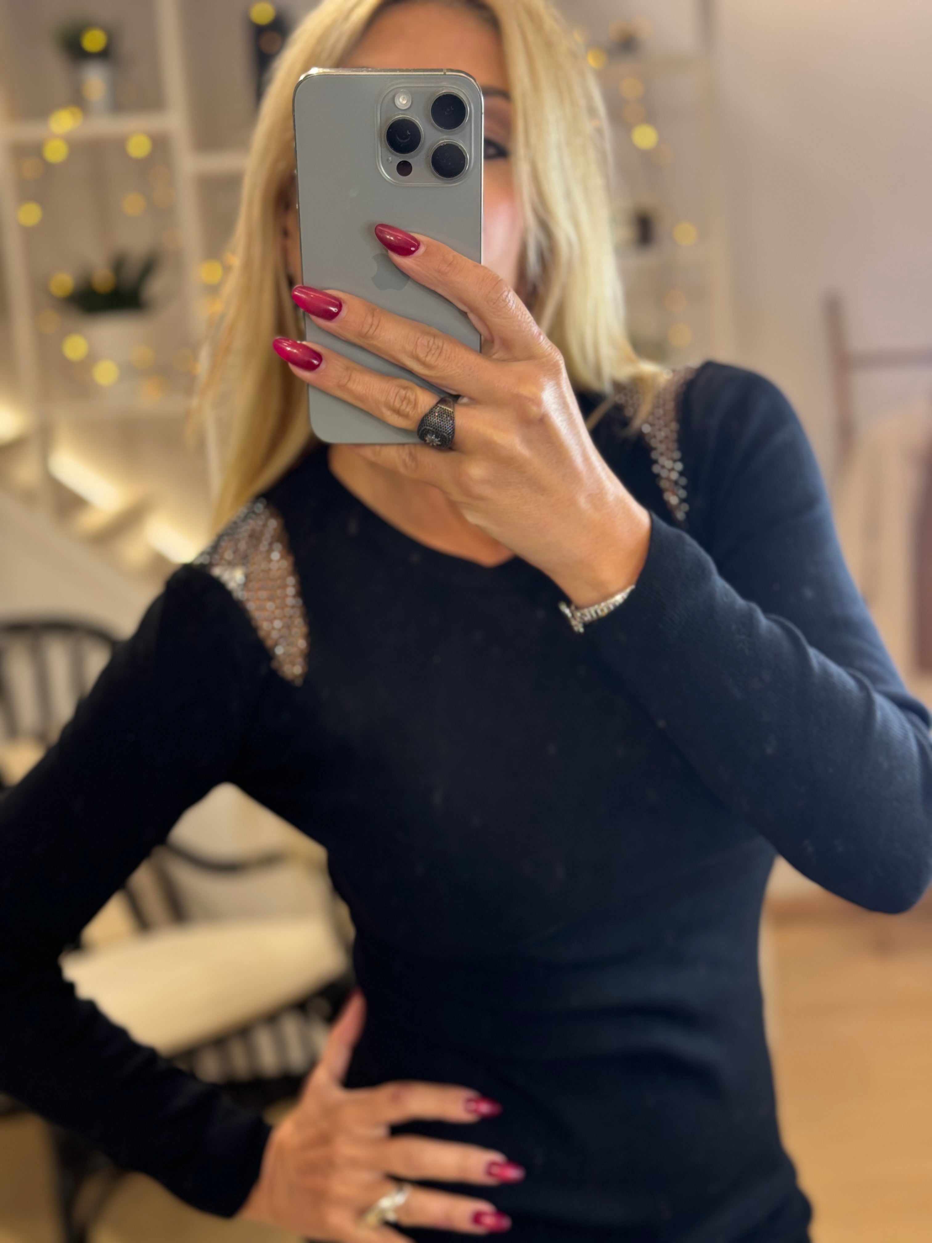 Πλεκτό μίνι φόρεμα με μεταλλικές λεπτομέρειες