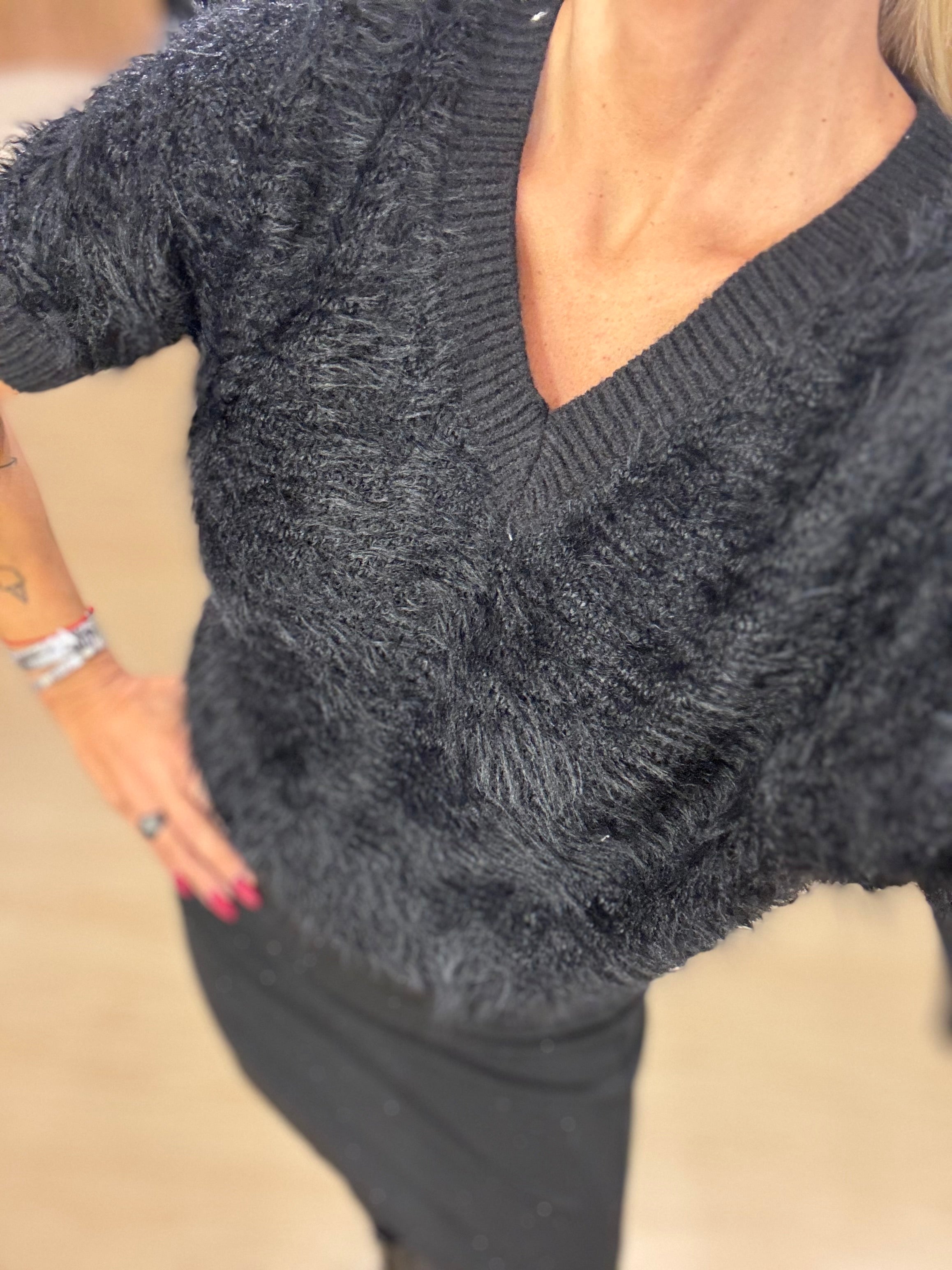 χνουδωτή μπλούζα V