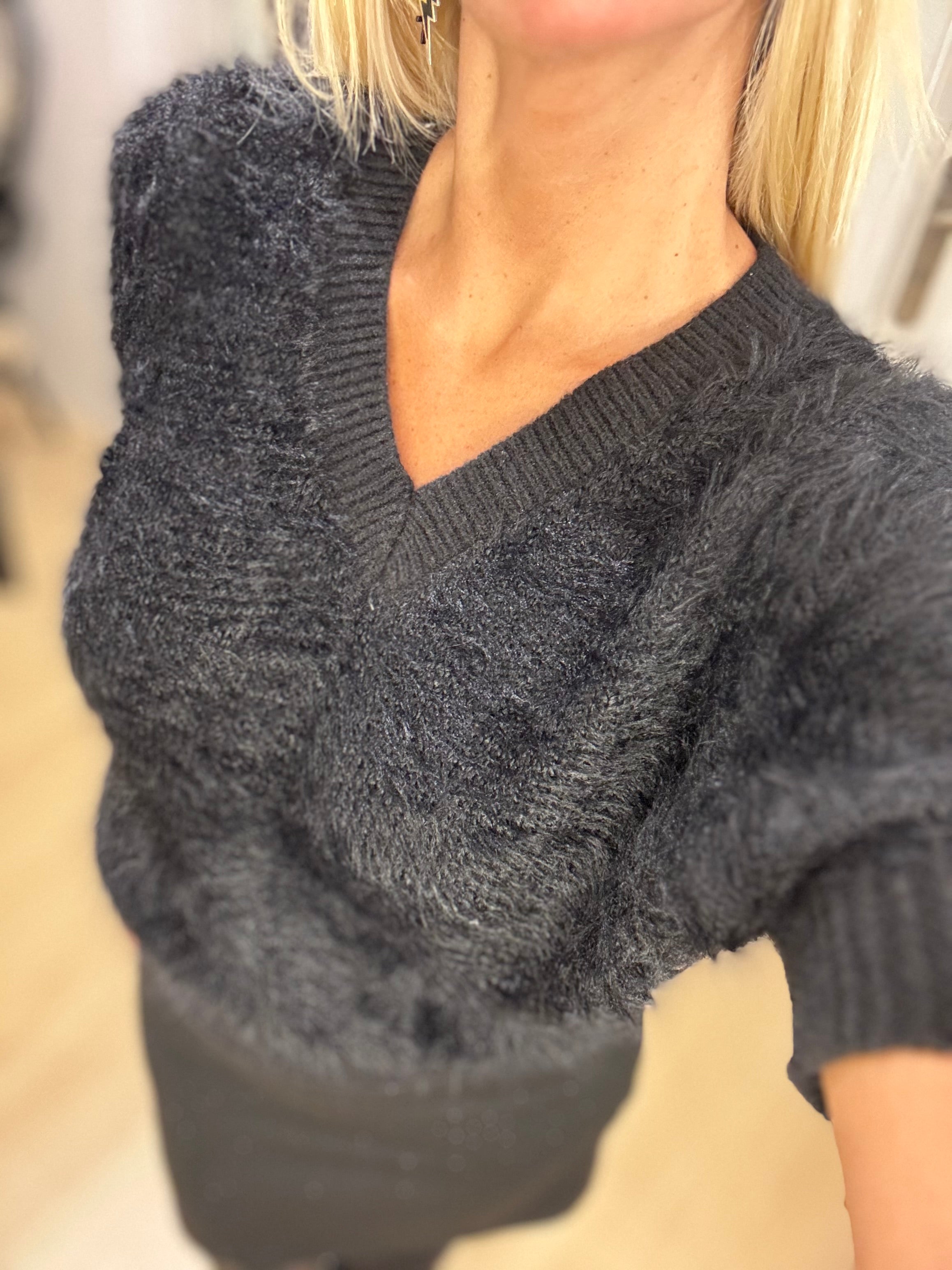 χνουδωτή μπλούζα V