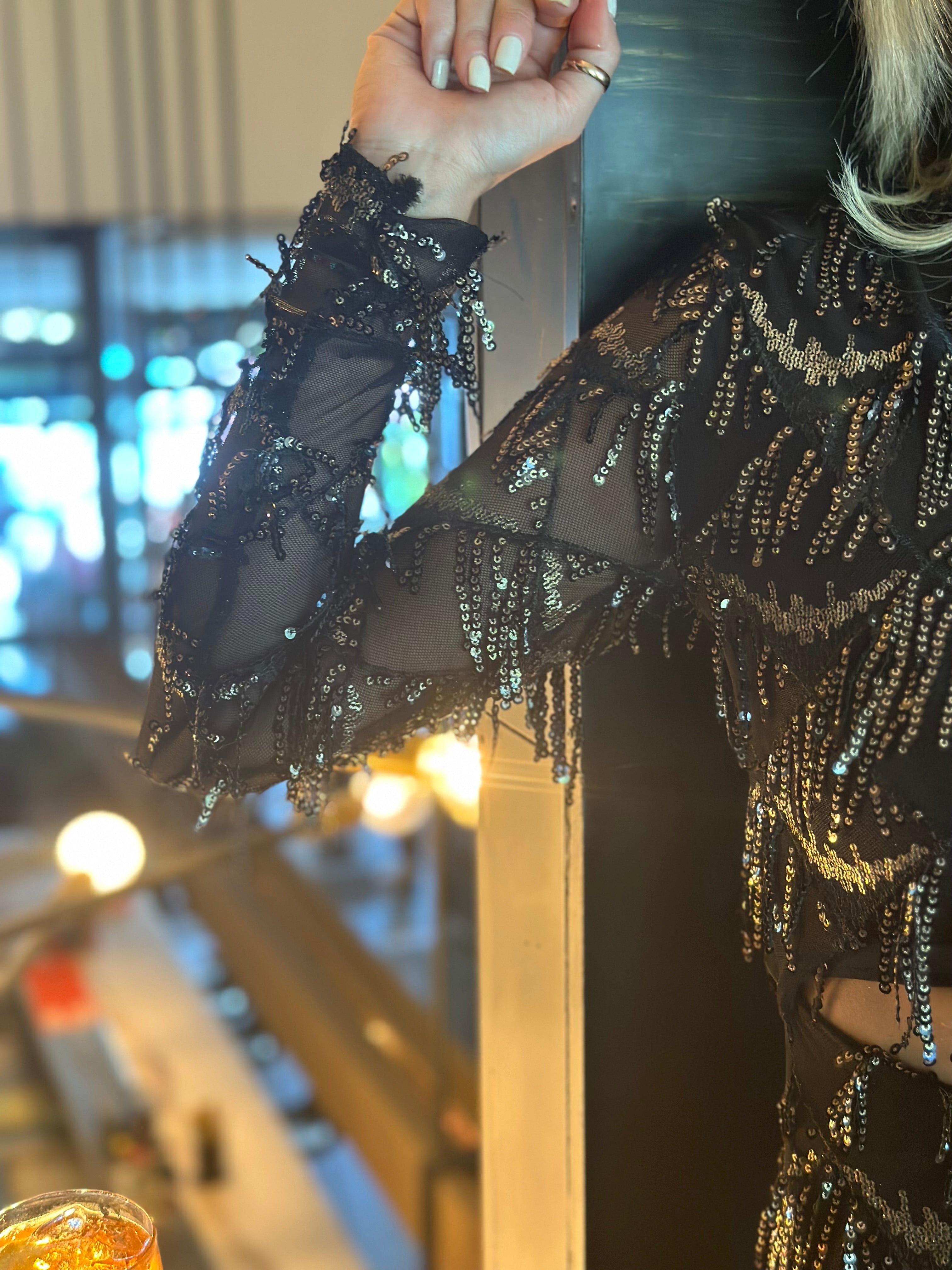 Φόρεμα με κρόσσια και παγιέτες