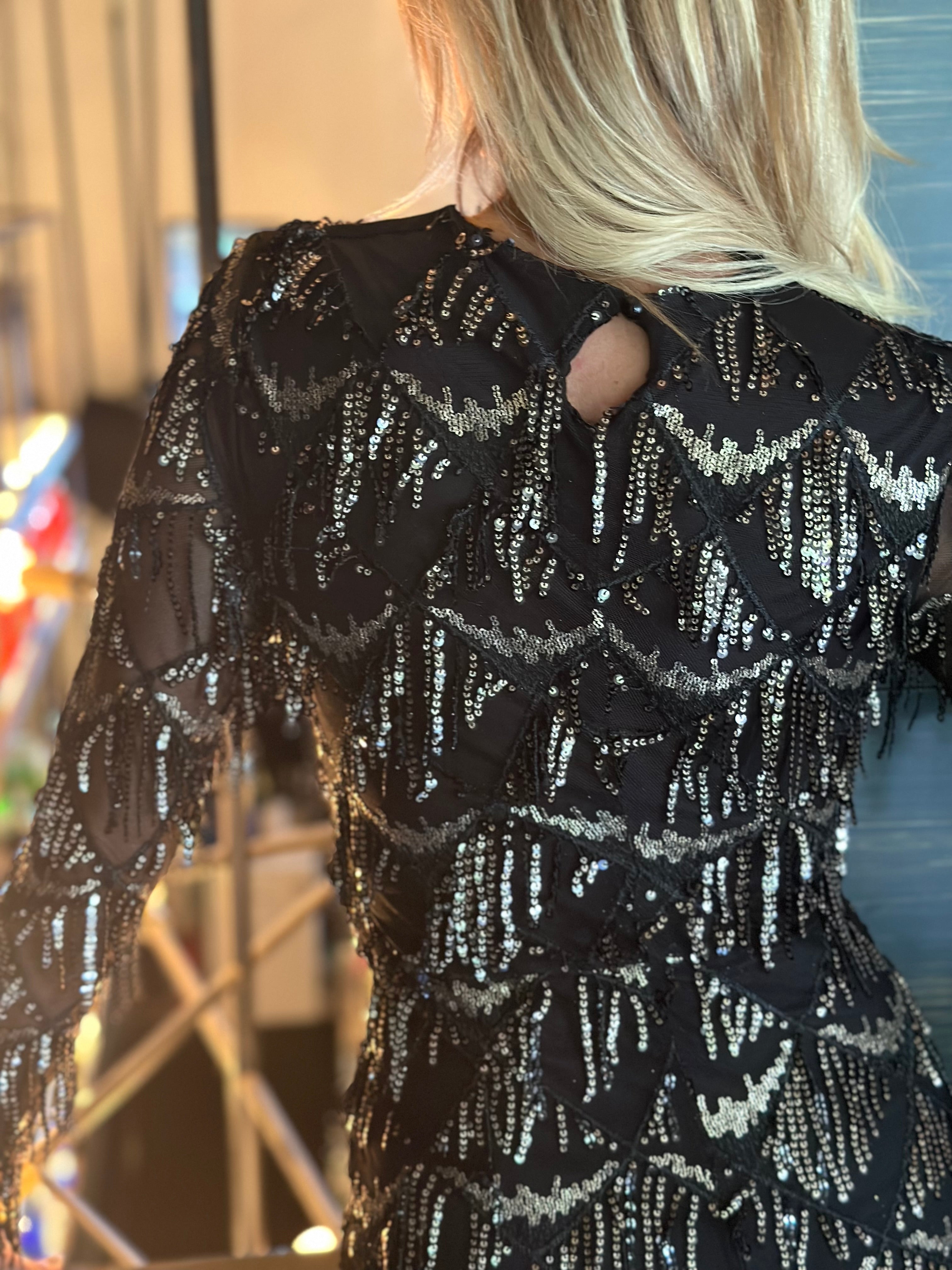 Φόρεμα με κρόσσια και παγιέτες