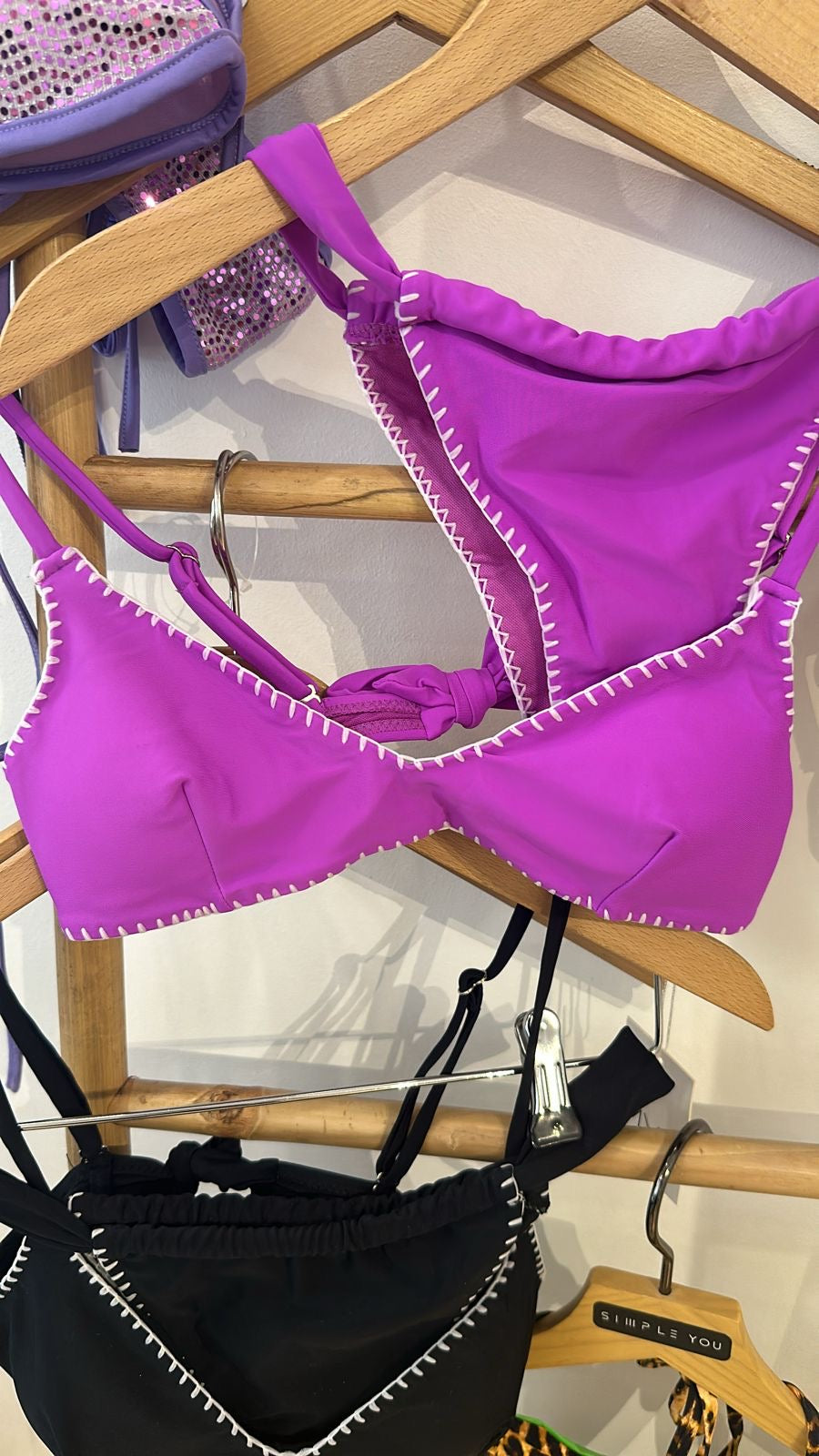 μαγιό με λευκές λεπτομέρειες