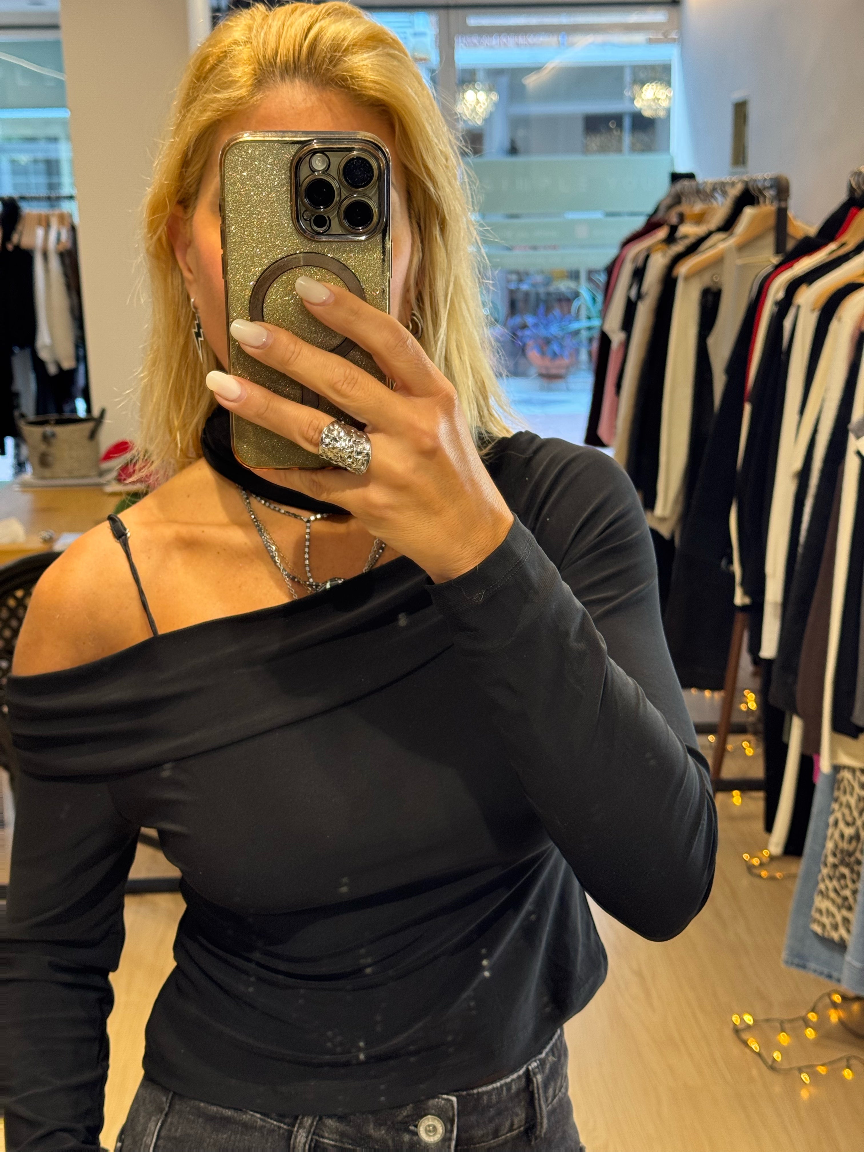 elastic blouse with cutout at the nec