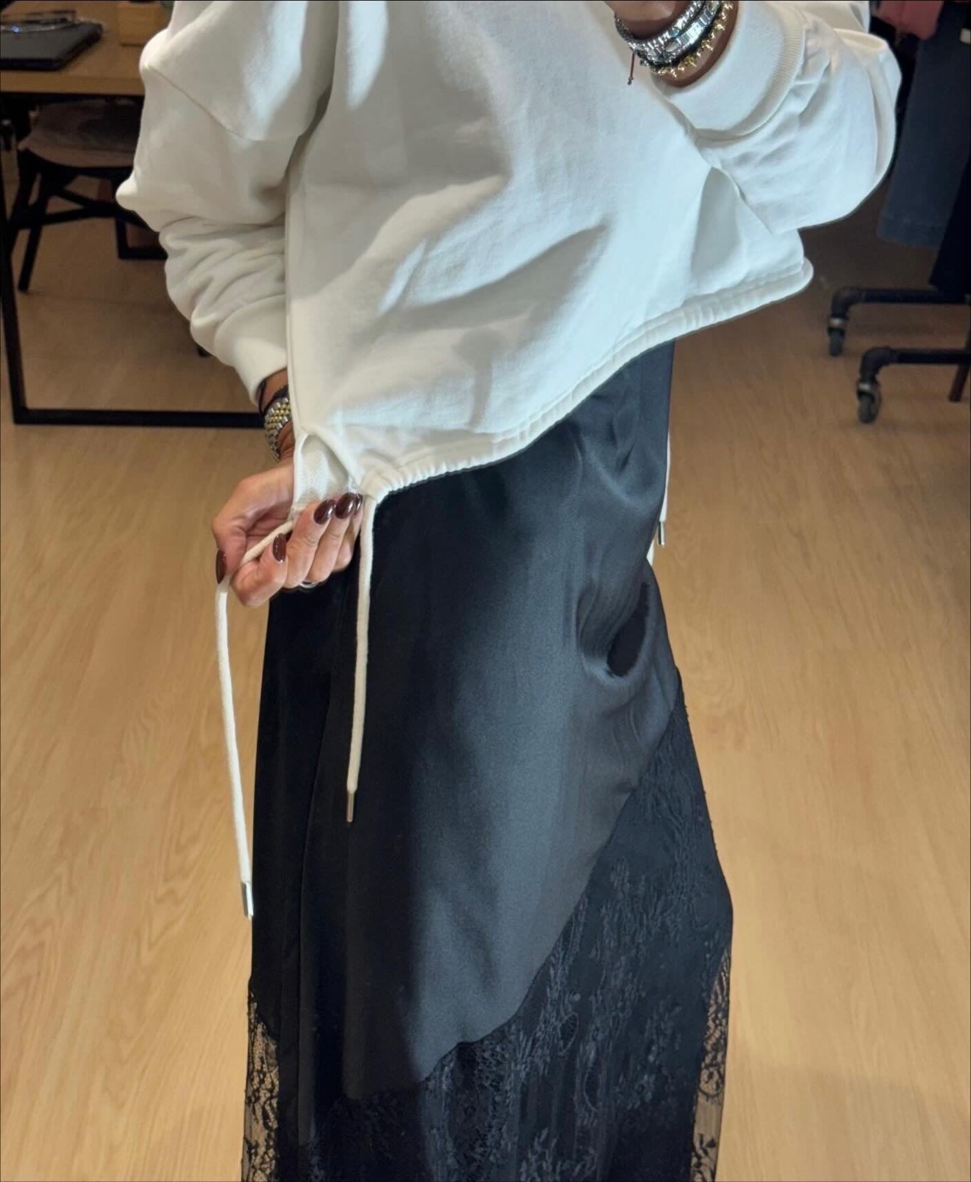 Σατέν maxi φόρεμα με ασύμμετρη δαντέλα