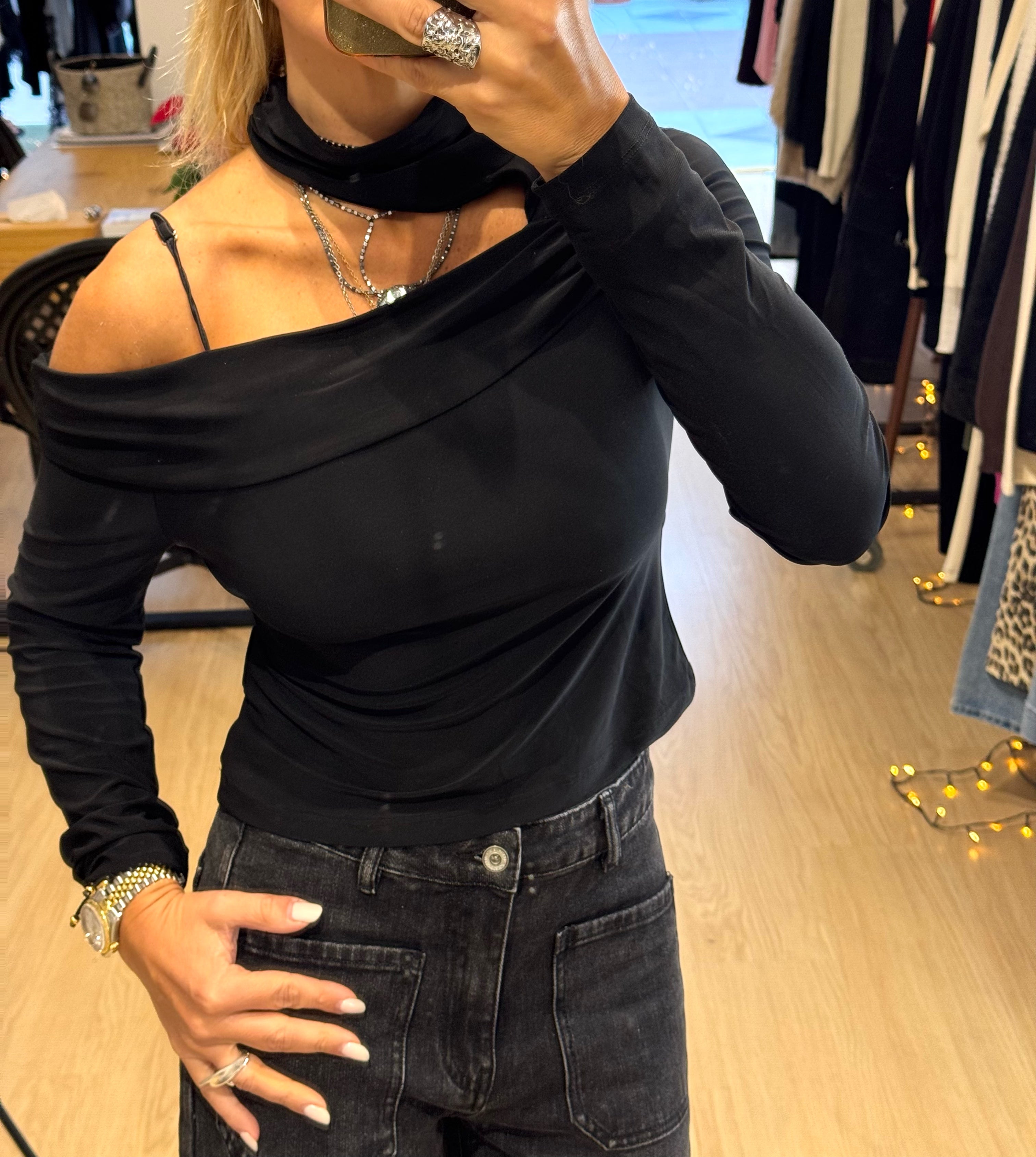 elastic blouse with cutout at the nec