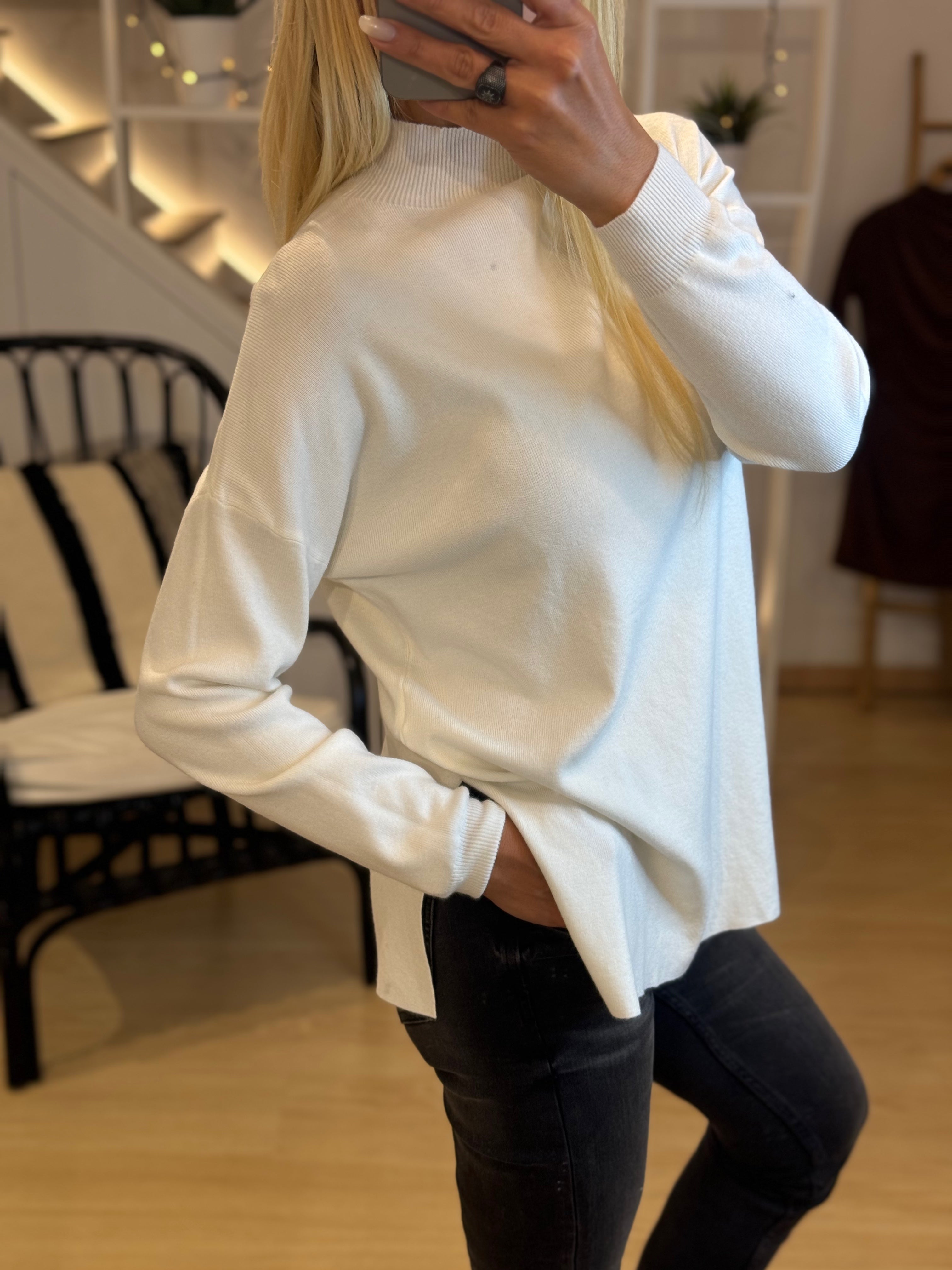 KNIT BLOUSE WITH SIDE CUT OUTS