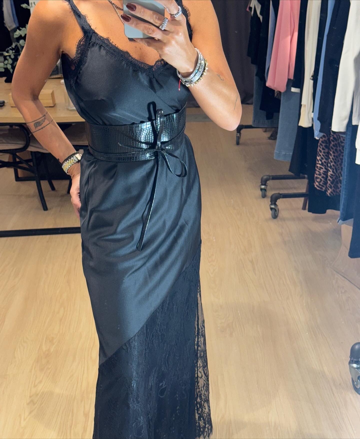 Σατέν maxi φόρεμα με ασύμμετρη δαντέλα