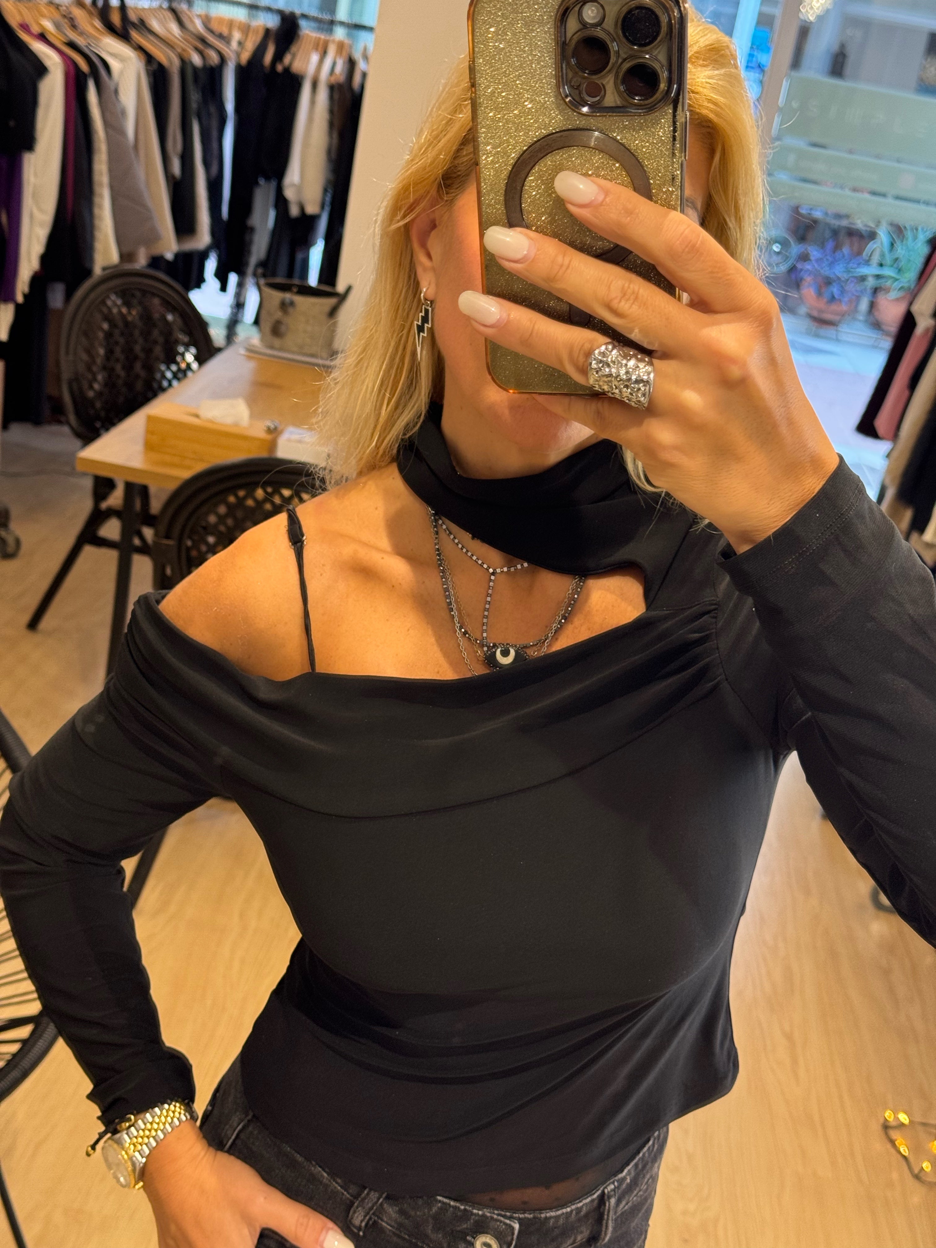 elastic blouse with cutout at the nec